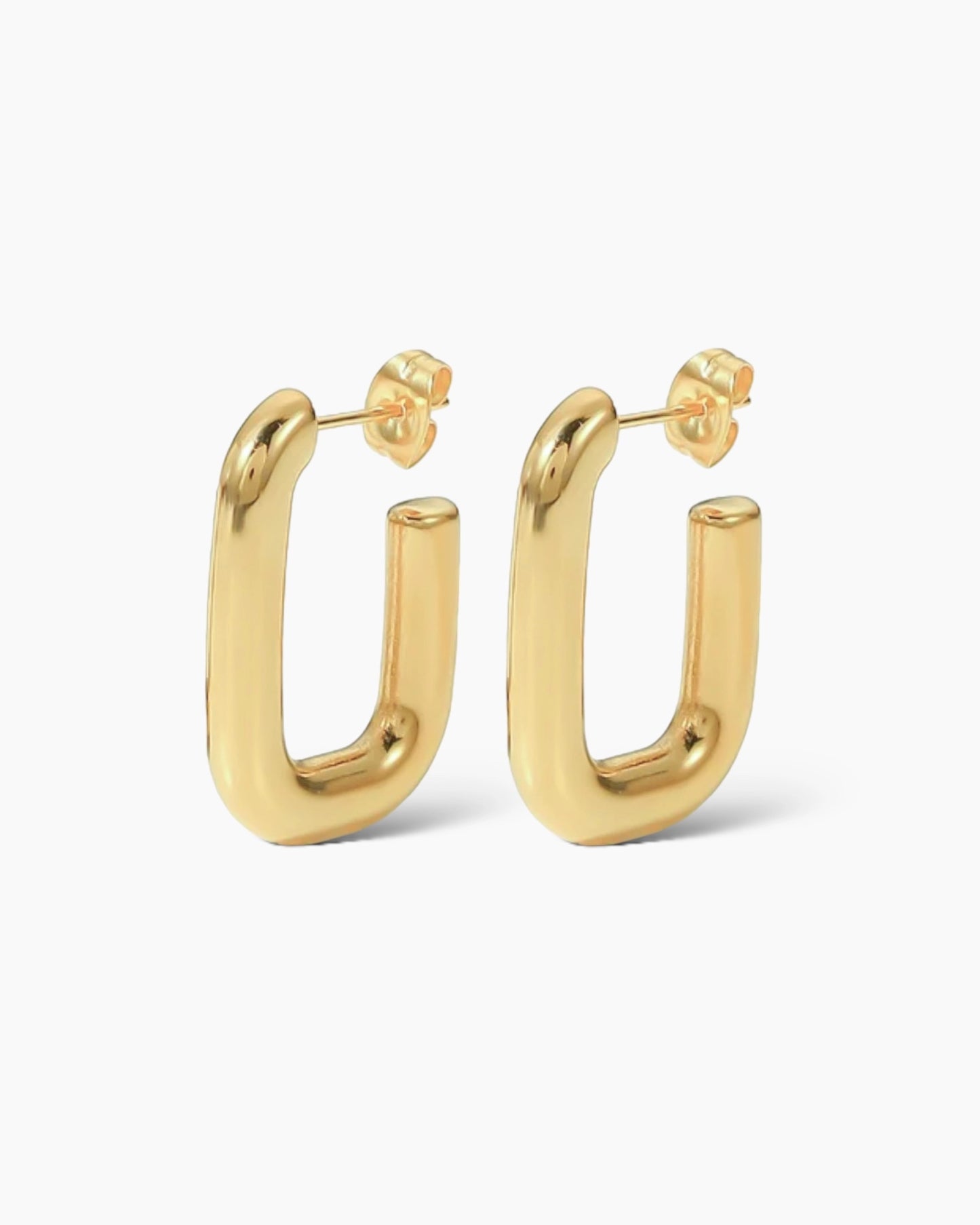 Son unos pendientes de aro de tamaño mediano, con diseño cuadrado en acero inoxidable y acabados en oro 18k.