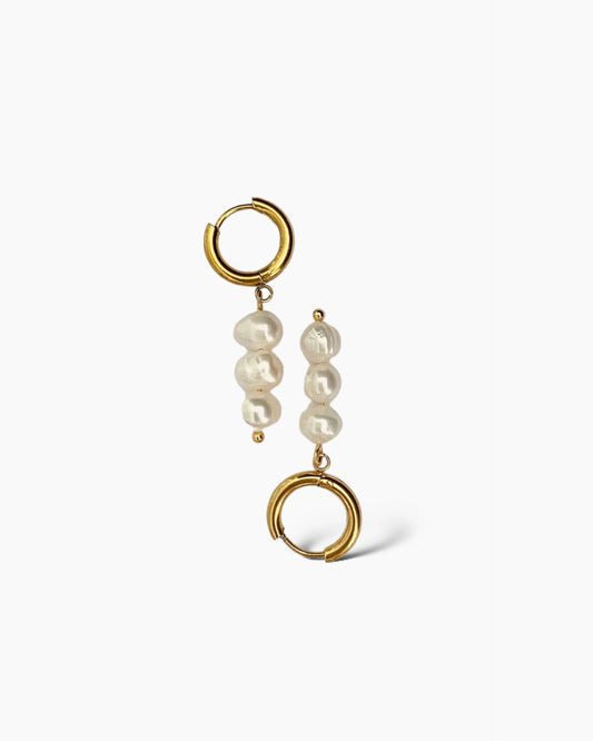 Aritos  con colgante formado por 3 perlas naturales, en acero inoxidable bañado en oro de 18k.