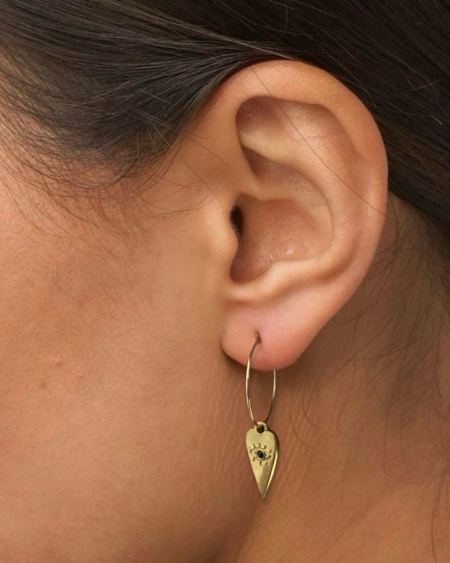 Aros finos con colgante corazón motivo ojo circonita negra en acero baño oro 18K Midi Corazón