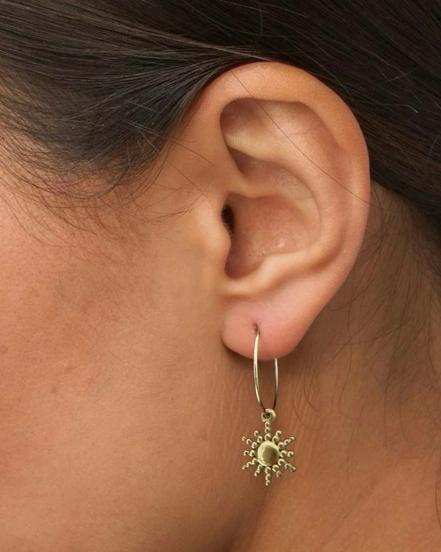 Aros finos con colgante diseño sol en acero baño oro 18K Surya