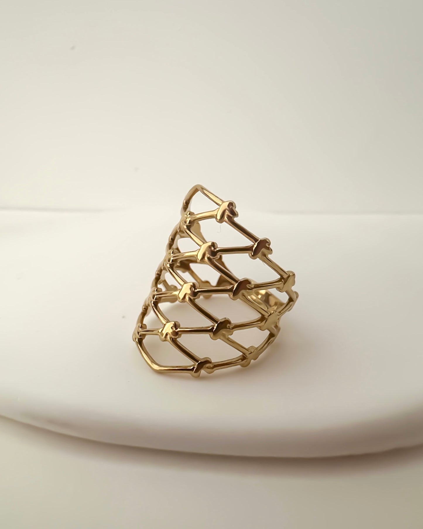 Anillo ajustable diseño enrejado en acero baño oro 18K Red
