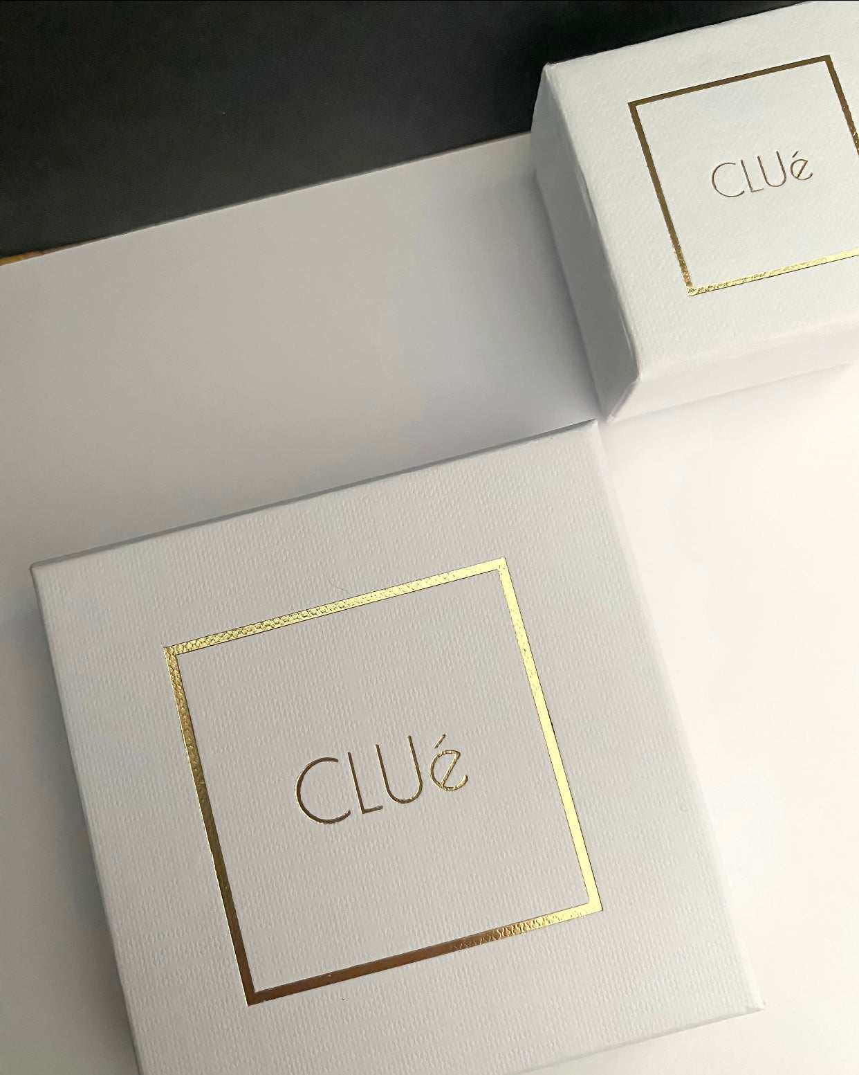 Pulsera rígida acero baño oro 18K motivo rombos y circonitas pequeñas