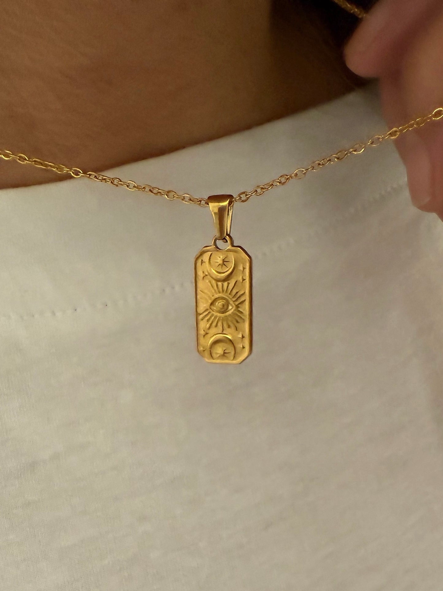 COLGANTE MOTIVOS OJO BAÑO DE ORO