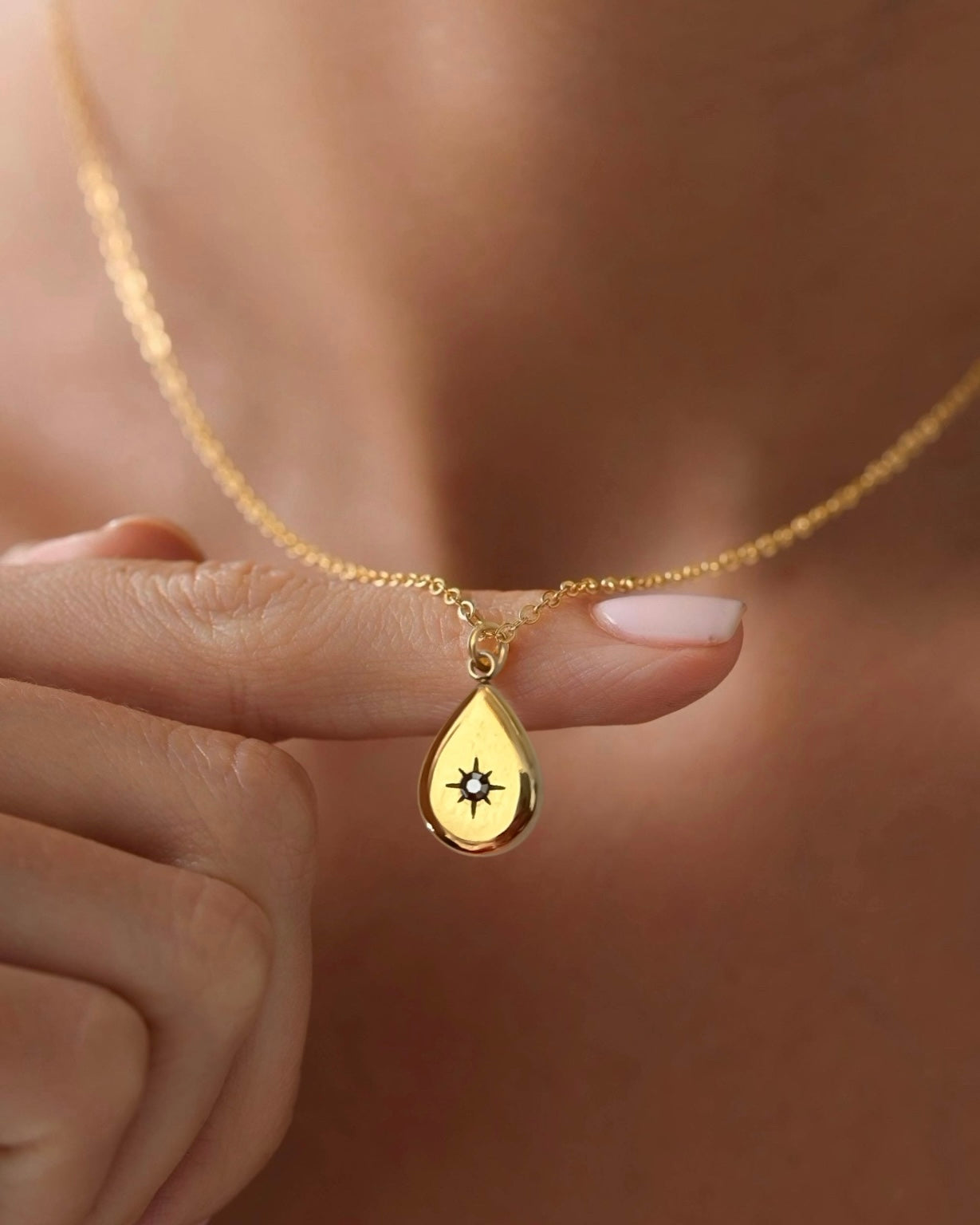 Collar cadena fina con colgante en forma de lágrima con circonita negra en acero baño oro Soul