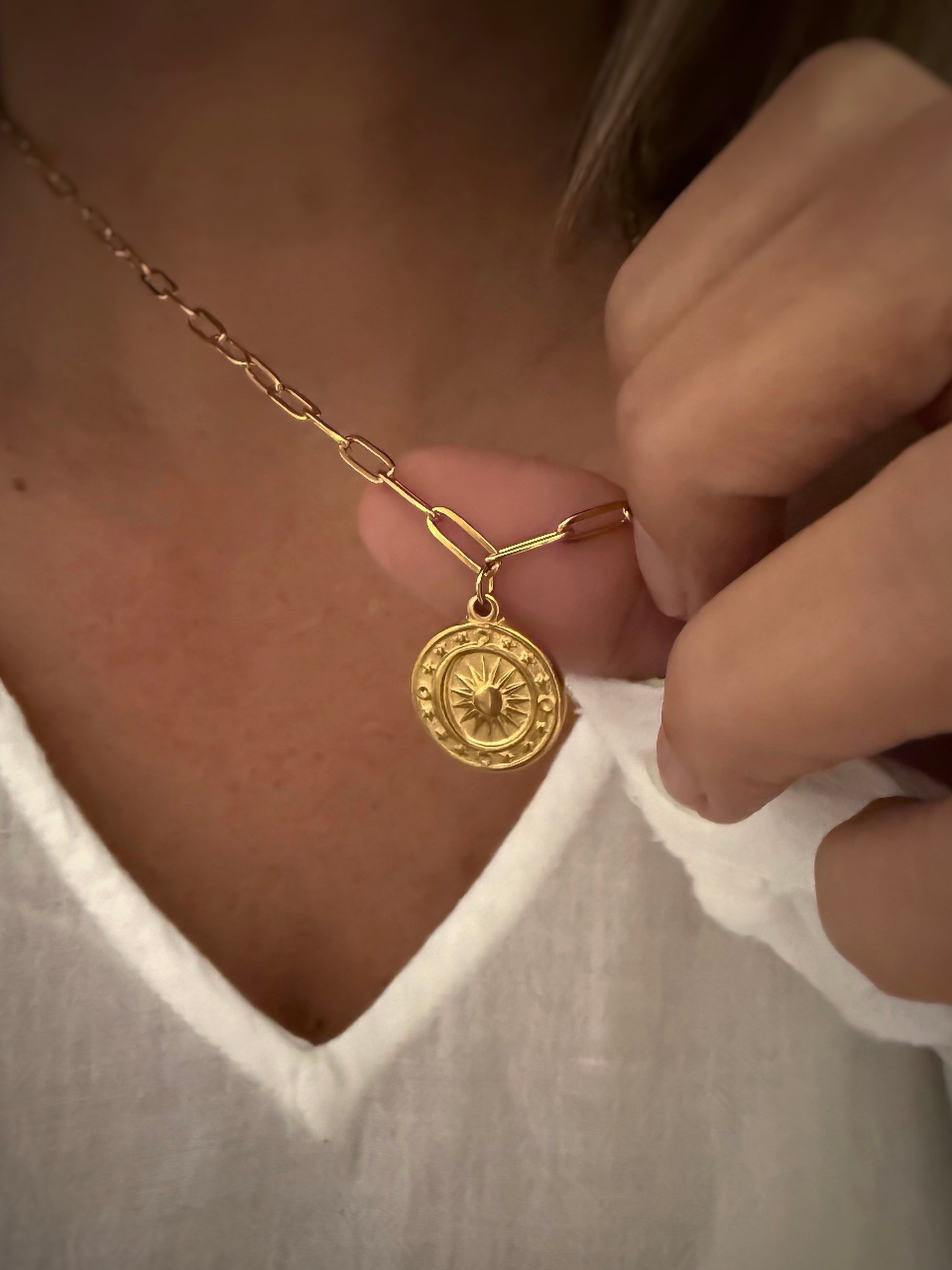colgante dorado sol y luna
