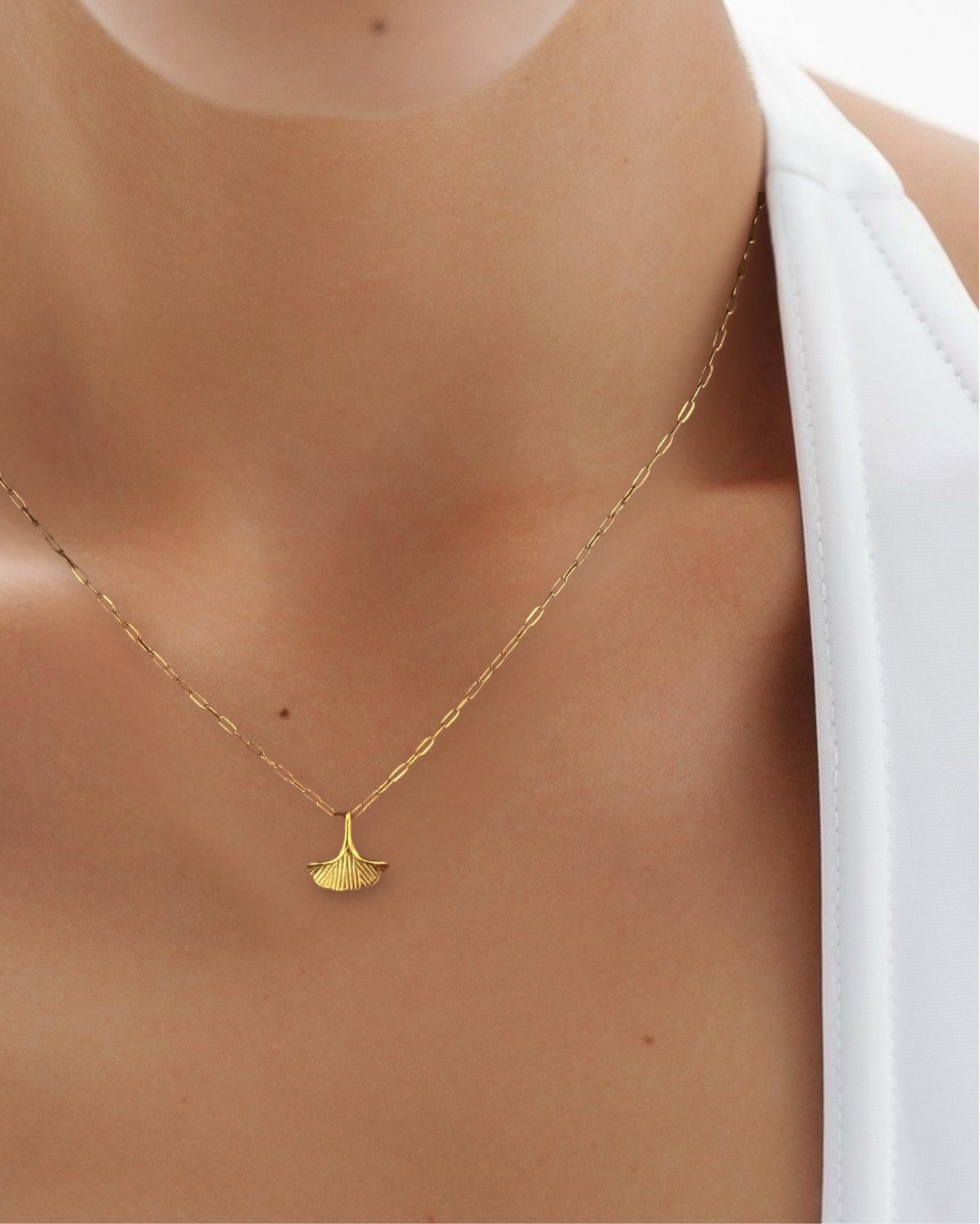 Collar de cadena de eslabones mini con colgante pequeño ginkgo baño oro 18 K Biloba