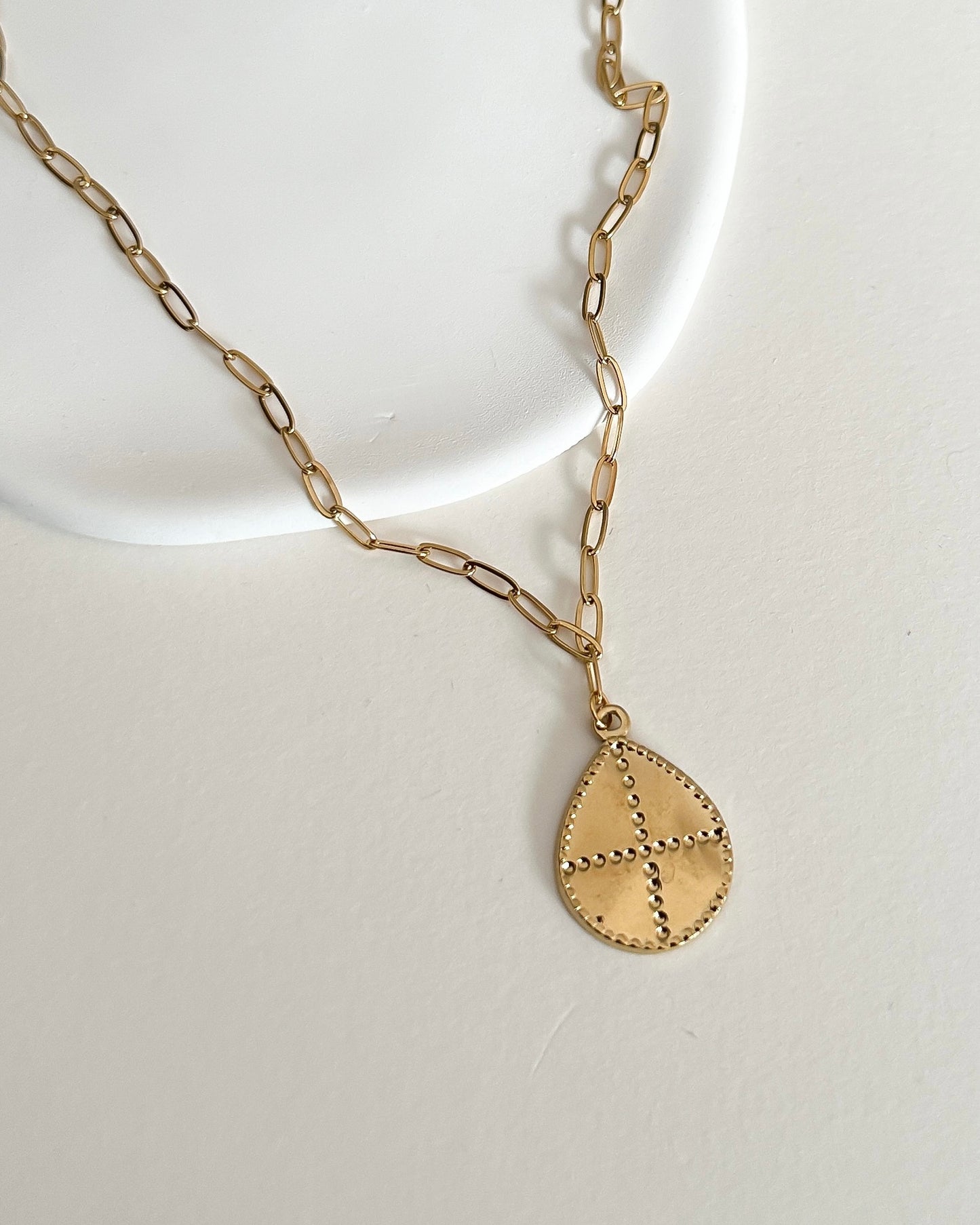 Collar cadena eslabones pequeños con colgante grande lágrima en acero baño oro 18K Esparta