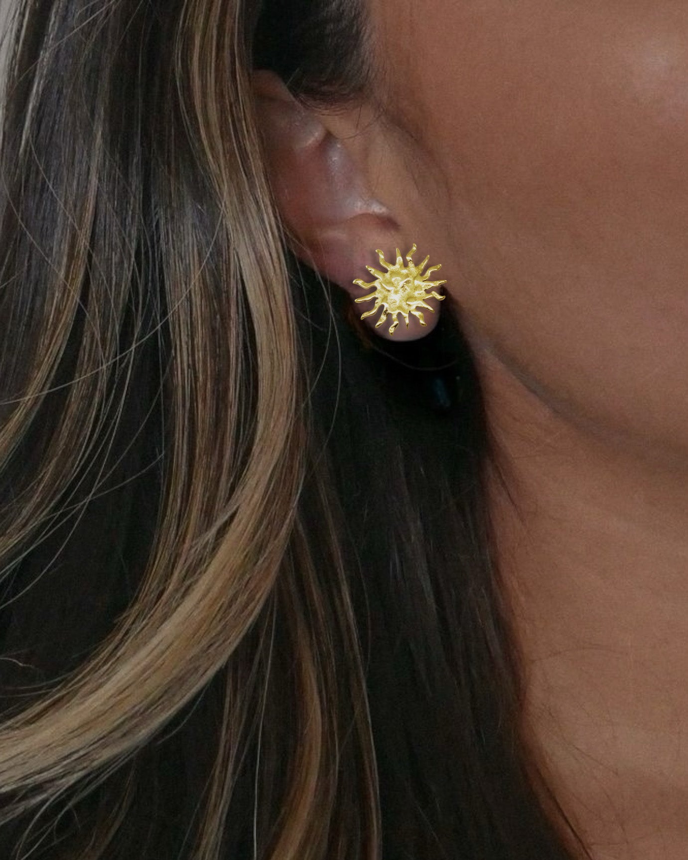 Pendientes pequeños con forma de sol martilleado acero baño oro 18K
