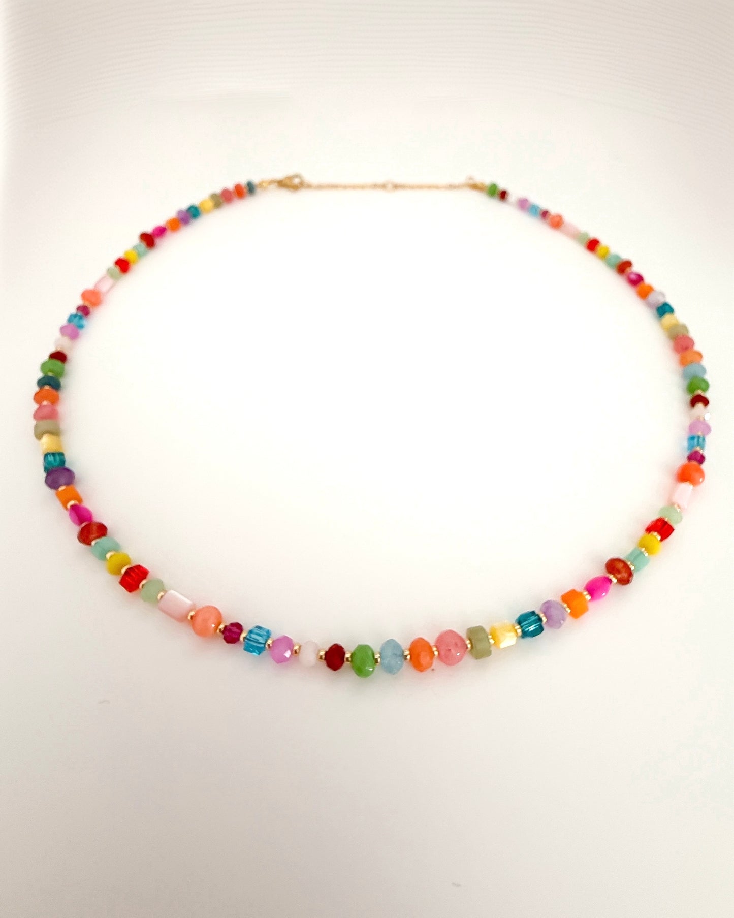 Collar de cuentas piedra natural y cristal acabado acero baño oro 18K Petite