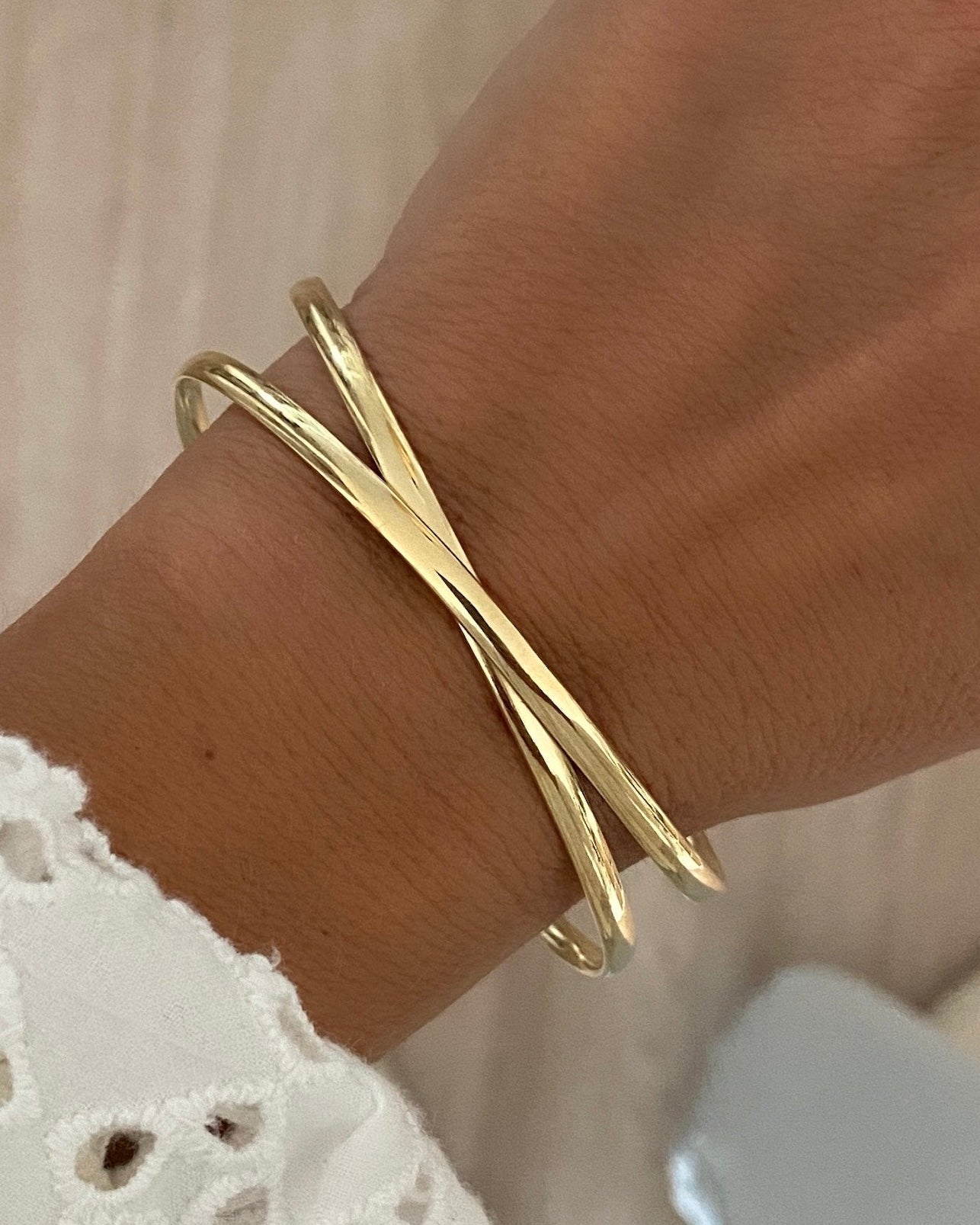 Brazalete ajustable dos bandas cruzadas acero baño oro 18K Exes