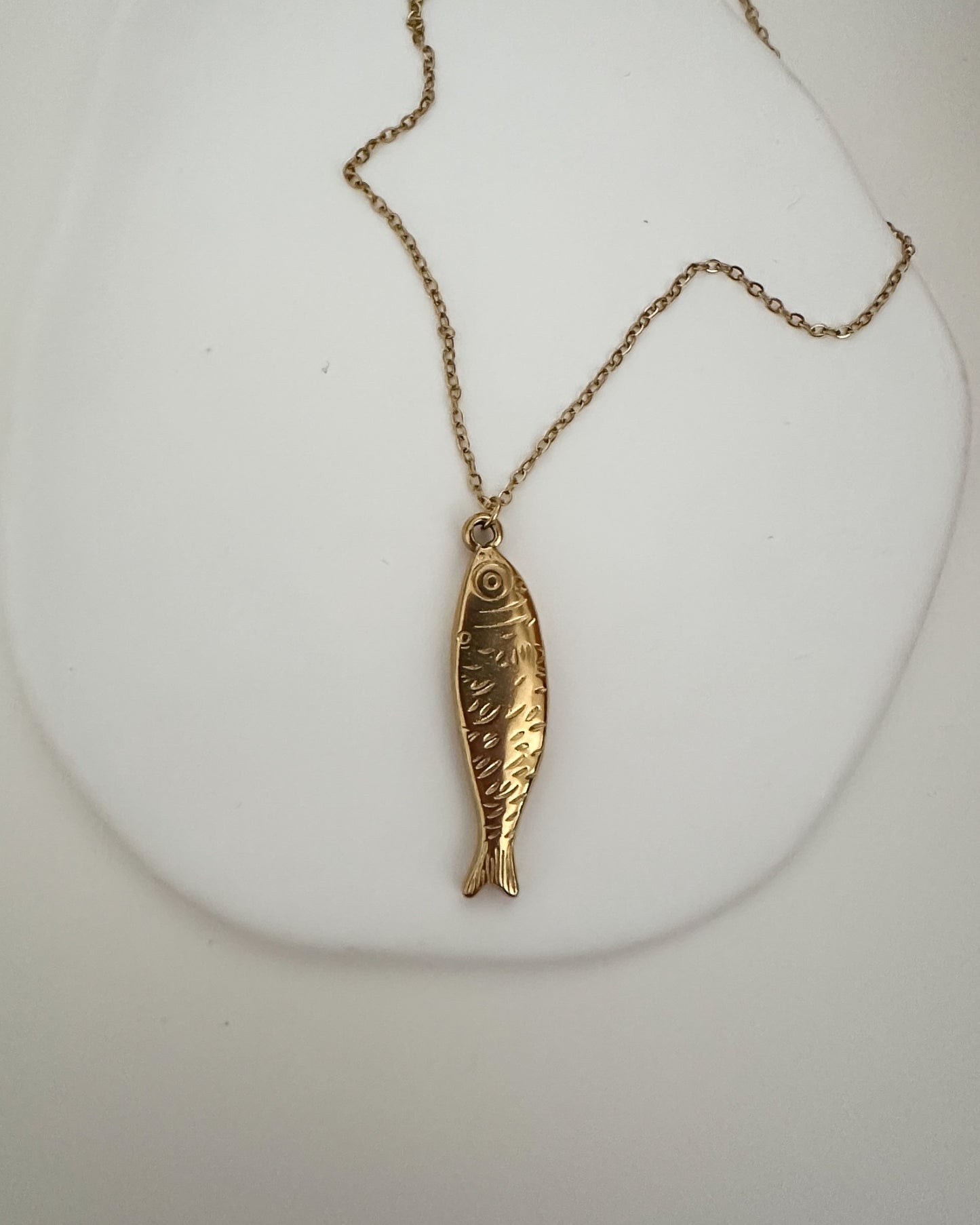 Collar cadena con colgante de pez en acero baño oro 18K SARDINE