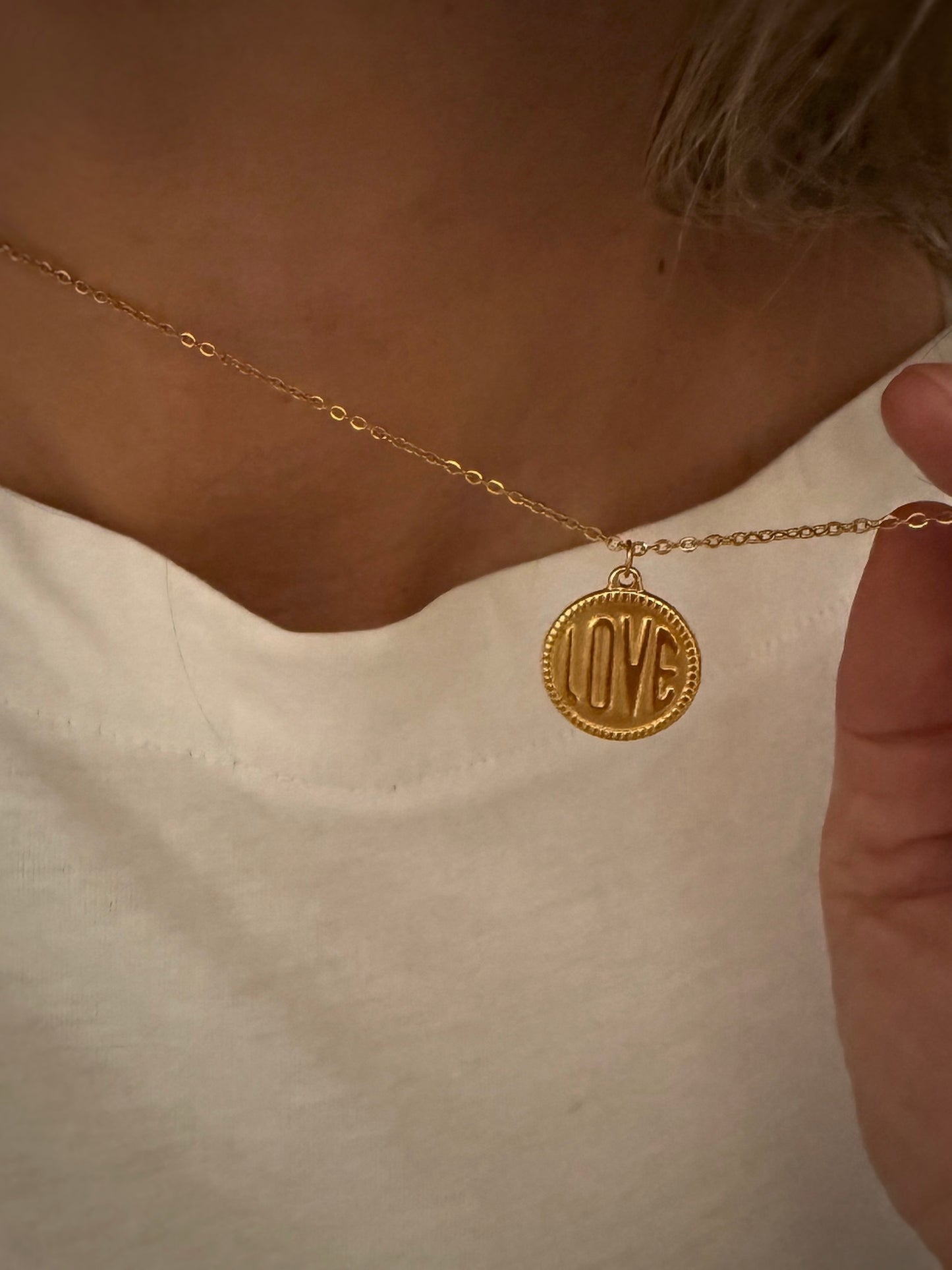Collar colgante medalla con letras en acero baño oro 18K Love