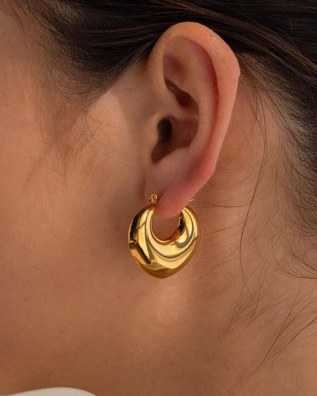 Pendientes de aro gruesos acabados en punta en acero inoxidable baño oro 18K Aros Bucarest