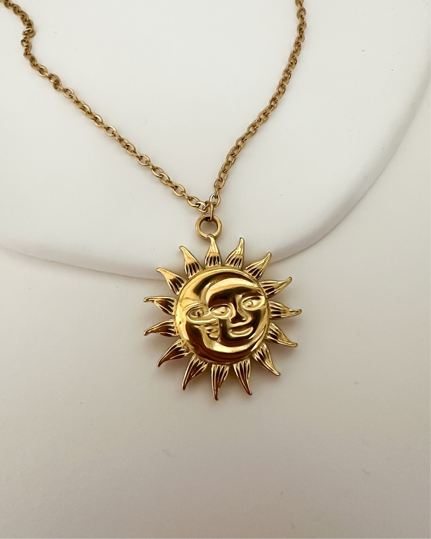 Collar de cadena forzada con colgante grande diseño sol y luna en acero baño oro 18K Vida
