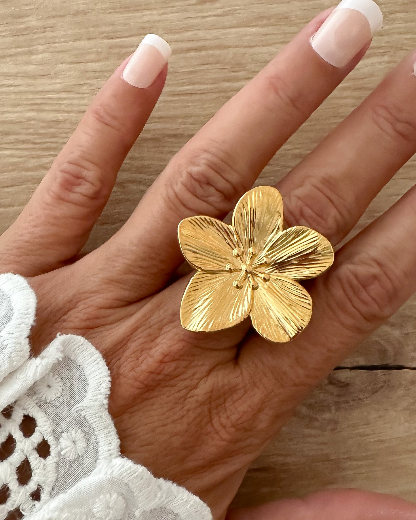 Anillo flor grande textura en acero inoxidable oro 18K Flor