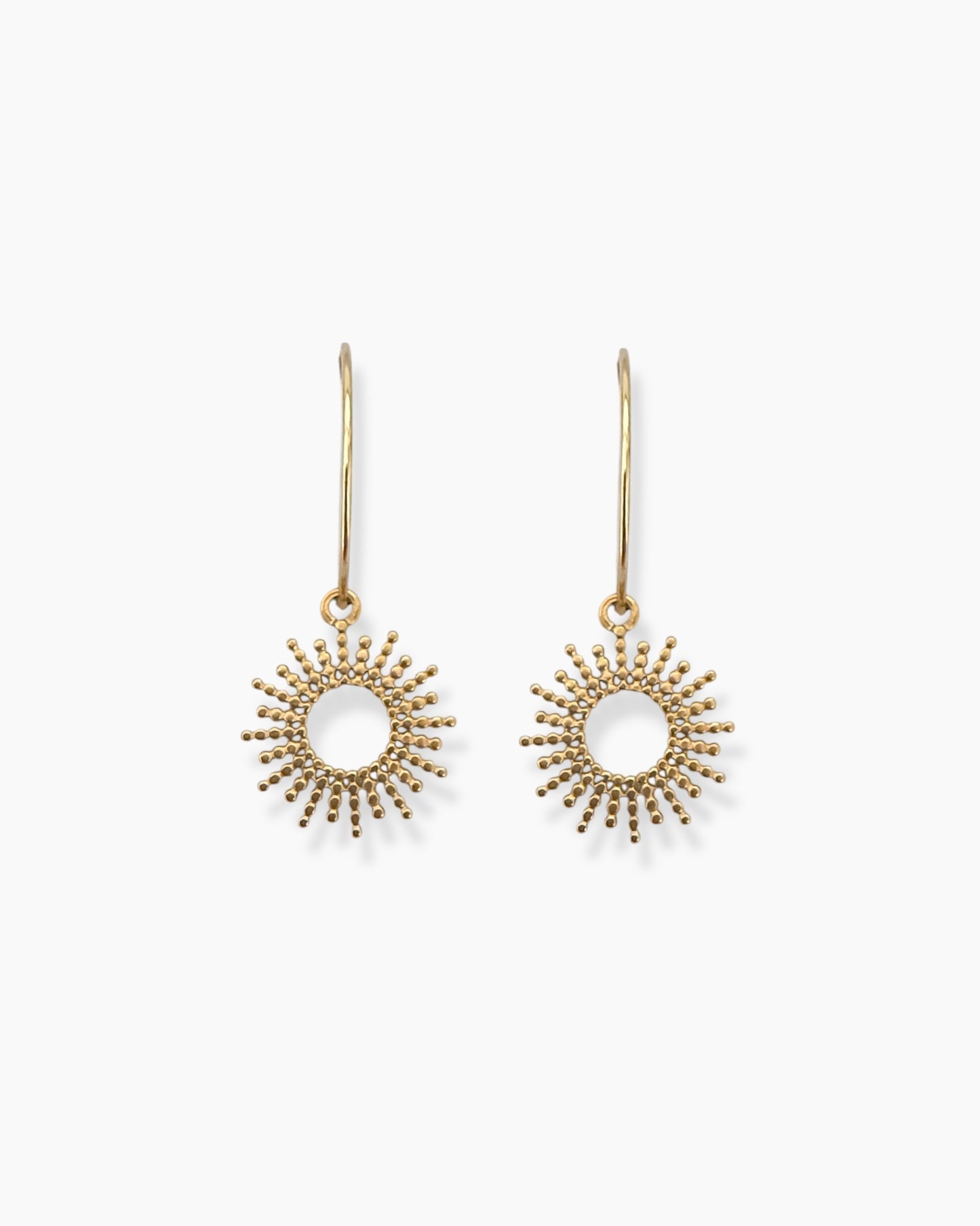 Aritos finos con charm sol en acero baño oro 18K Taiyang