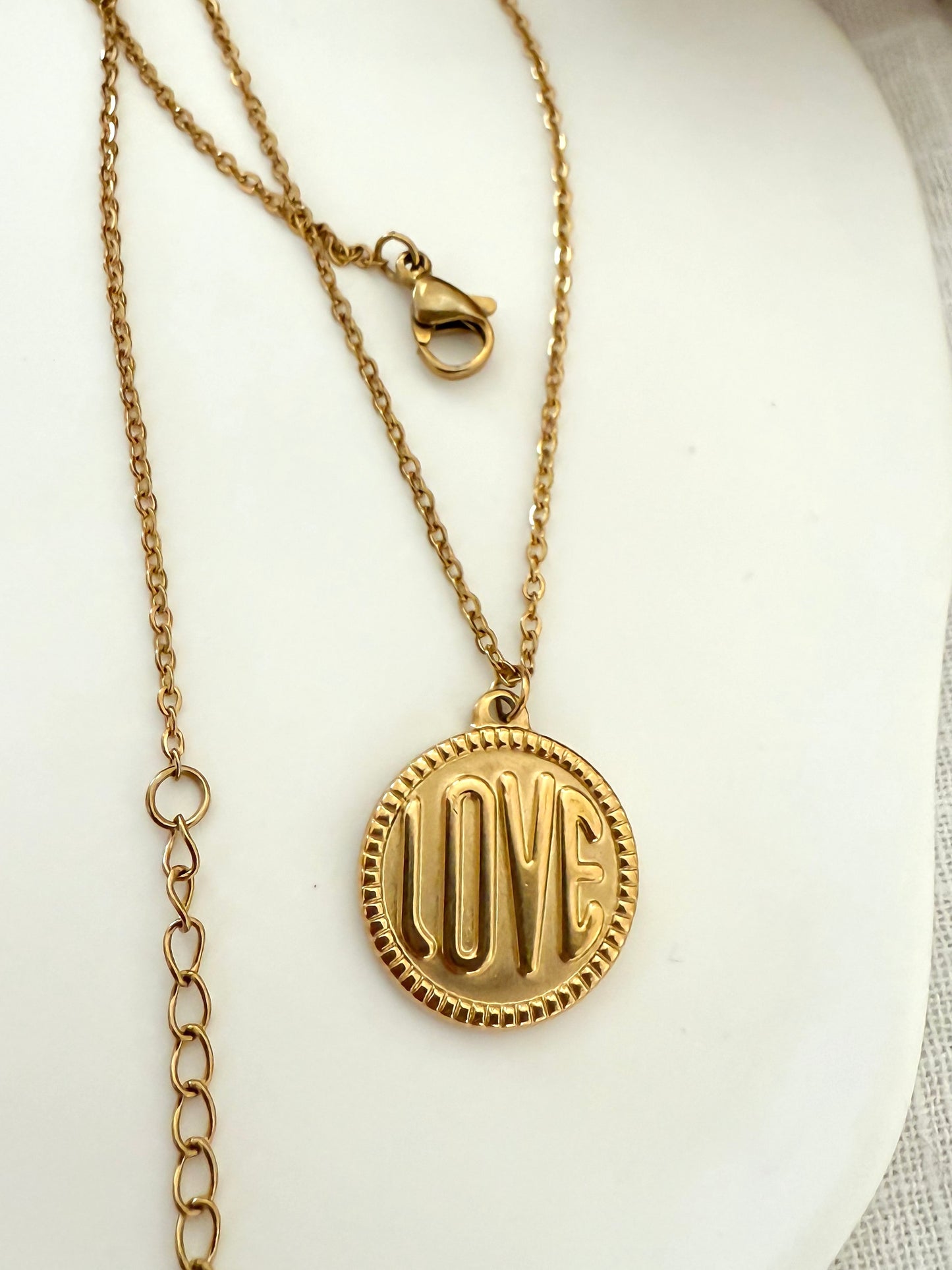 Collar colgante medalla con letras en acero baño oro 18K Love