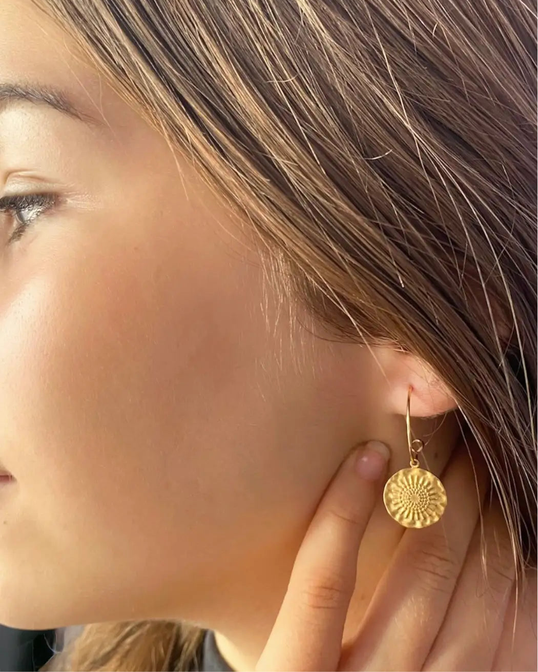 Aritos finos con charm medalla boho en acero oro 18K Dara
