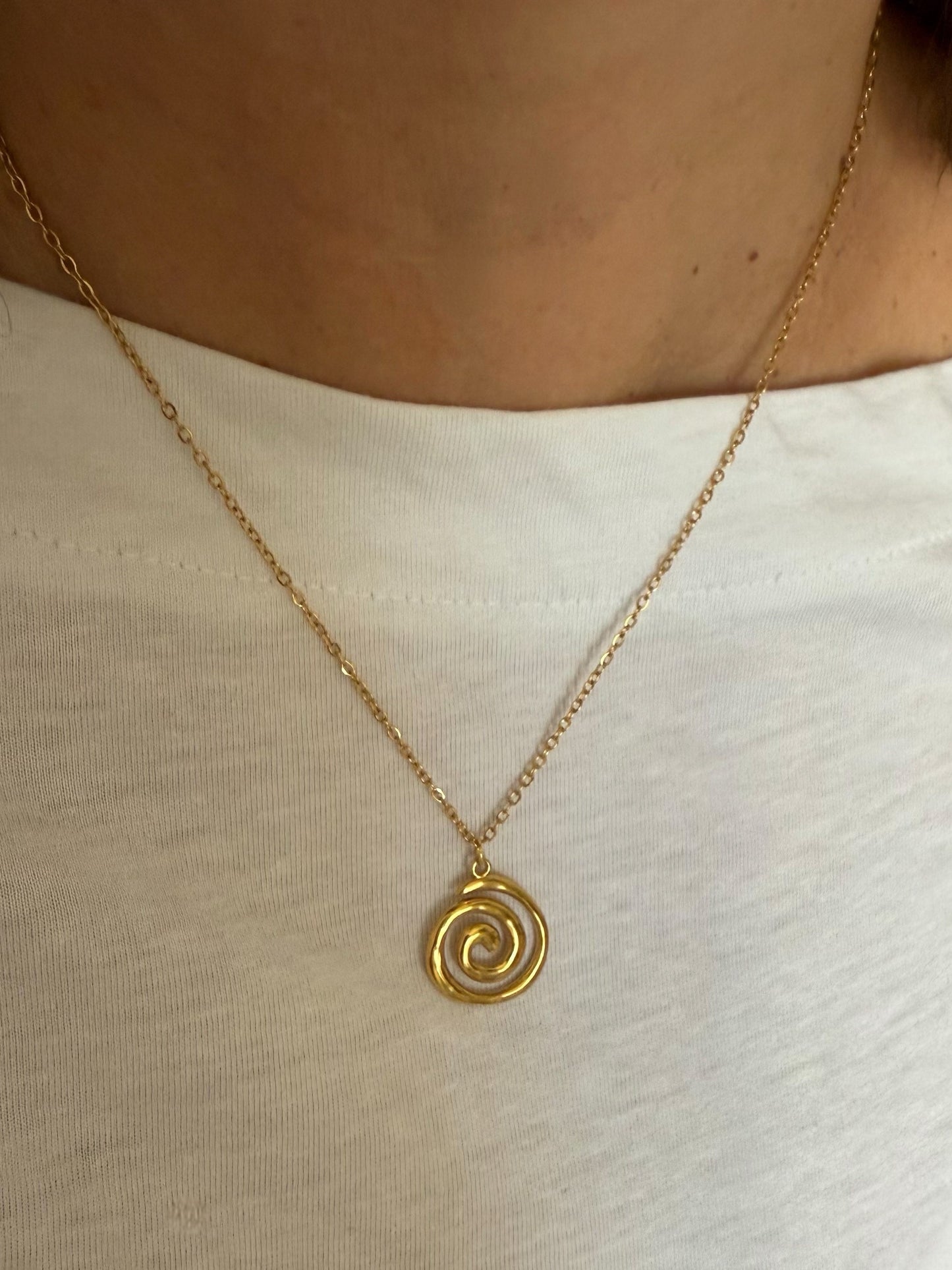 Collar cadena fina con colgante forma espiral en acero baño oro 18K Tornado
