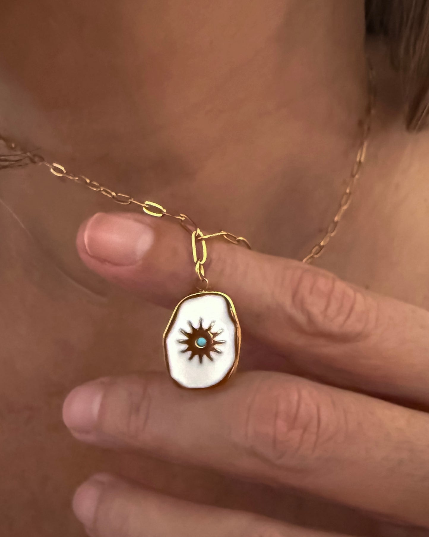Collar cadena eslabones pequeños con colgante lacado blanco diseño de sol en acero acabado oro 18 Delight