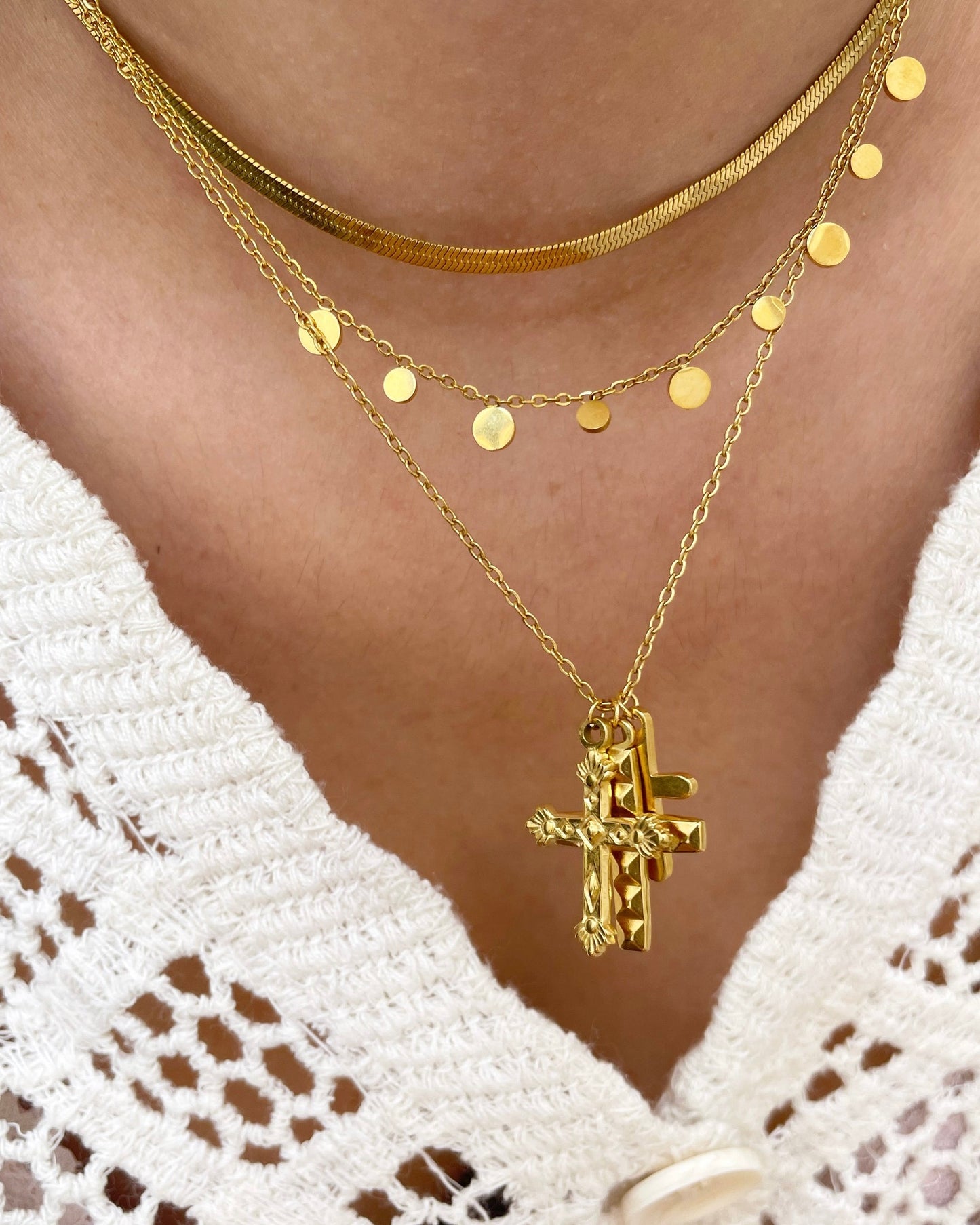 Collar de cadena fina con tres Charms de cruces en acero baño oro Triple Cruz