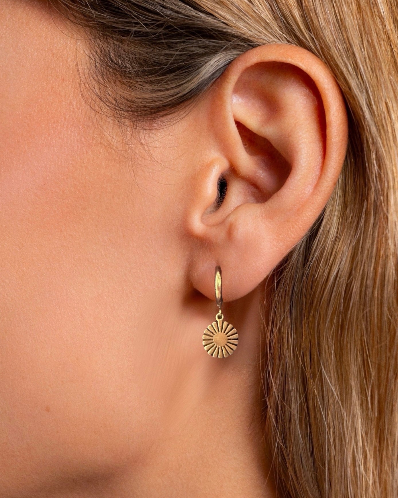 Aritos con charm diseño flor en acero baño oro 18K Mini Blossom