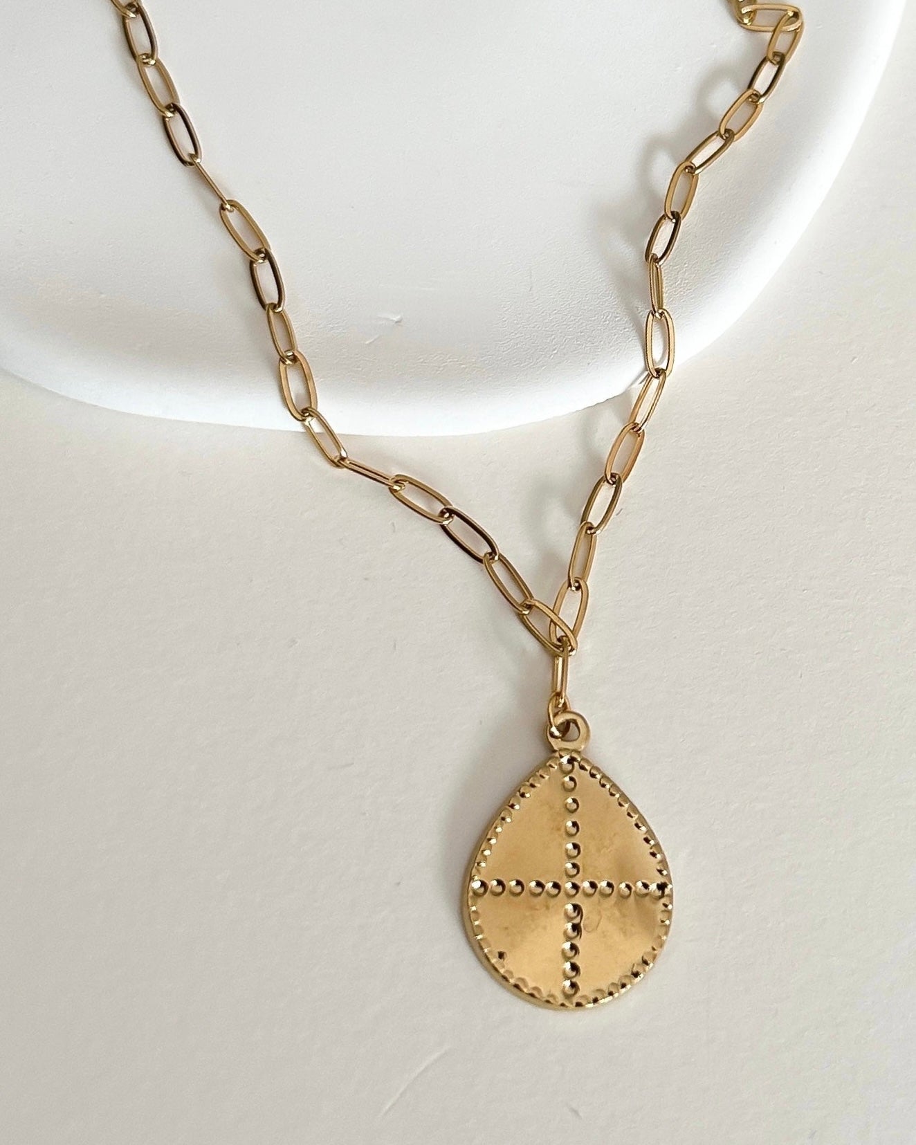 Collar cadena eslabones pequeños con colgante grande lágrima en acero baño oro 18K Esparta