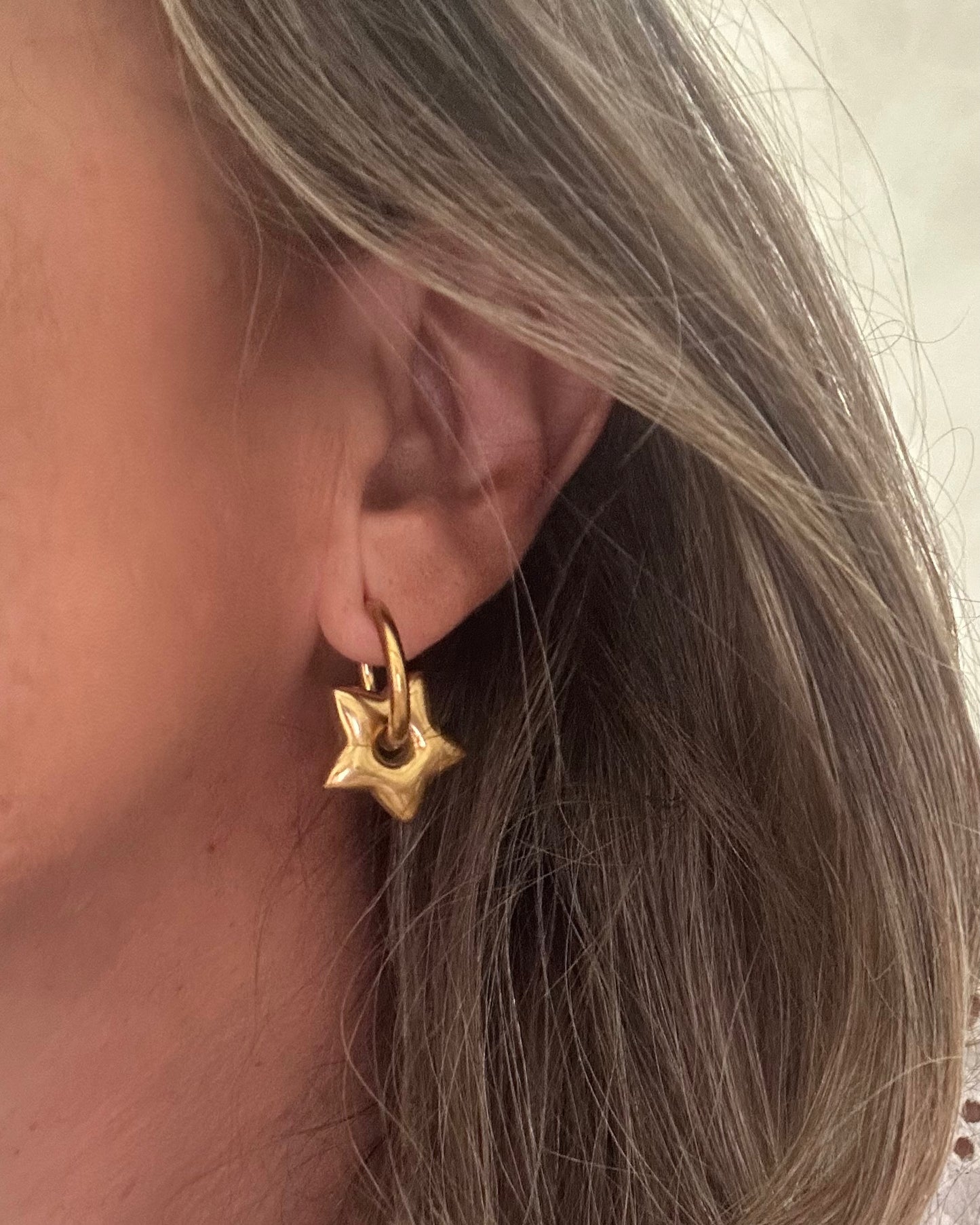 Aros medianos con charm estrella en acero inoxidable con baño oro 18K Dora Estrella