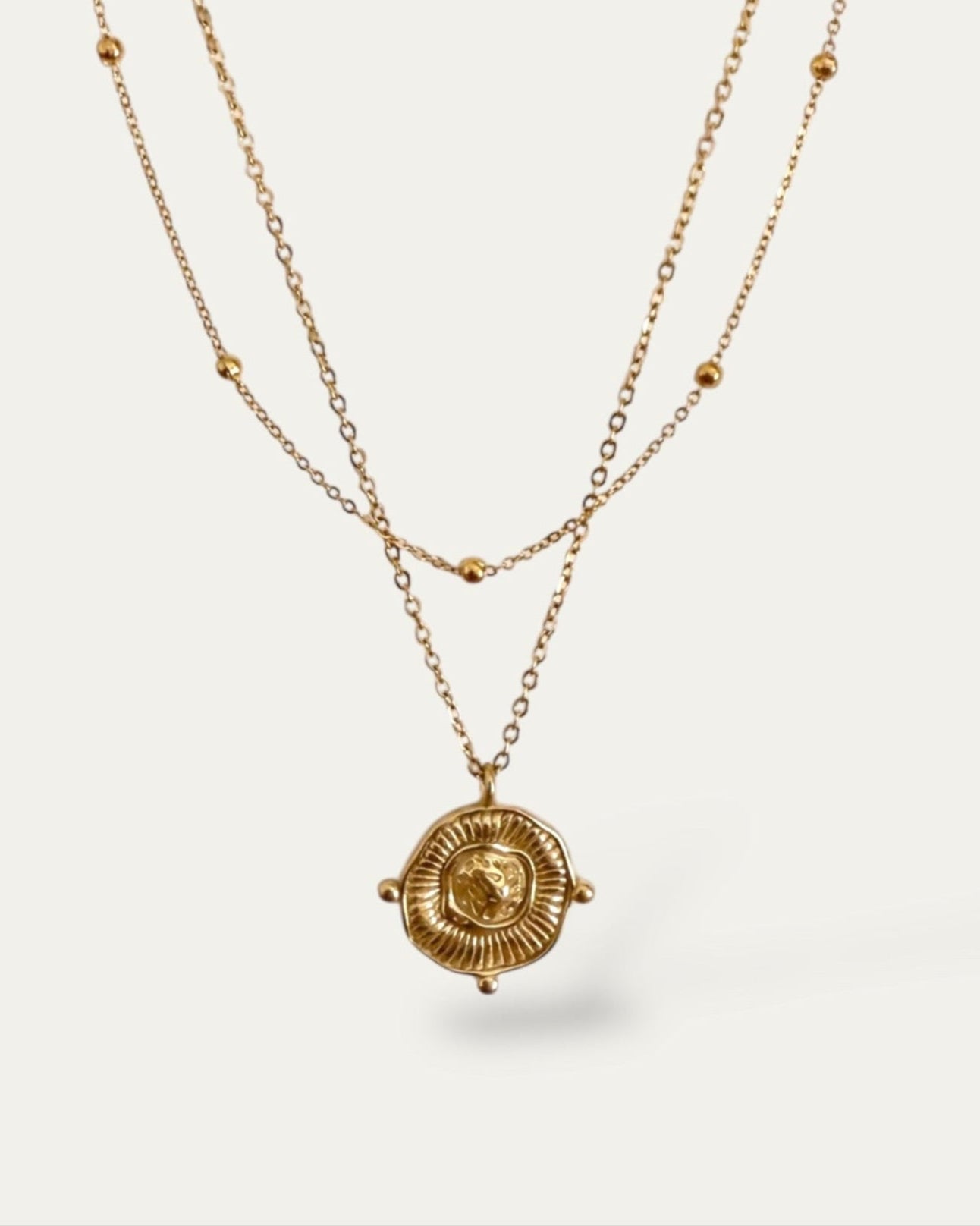 Collar doble con colgante medalla étnica textura en acero baño oro 18K Anjara