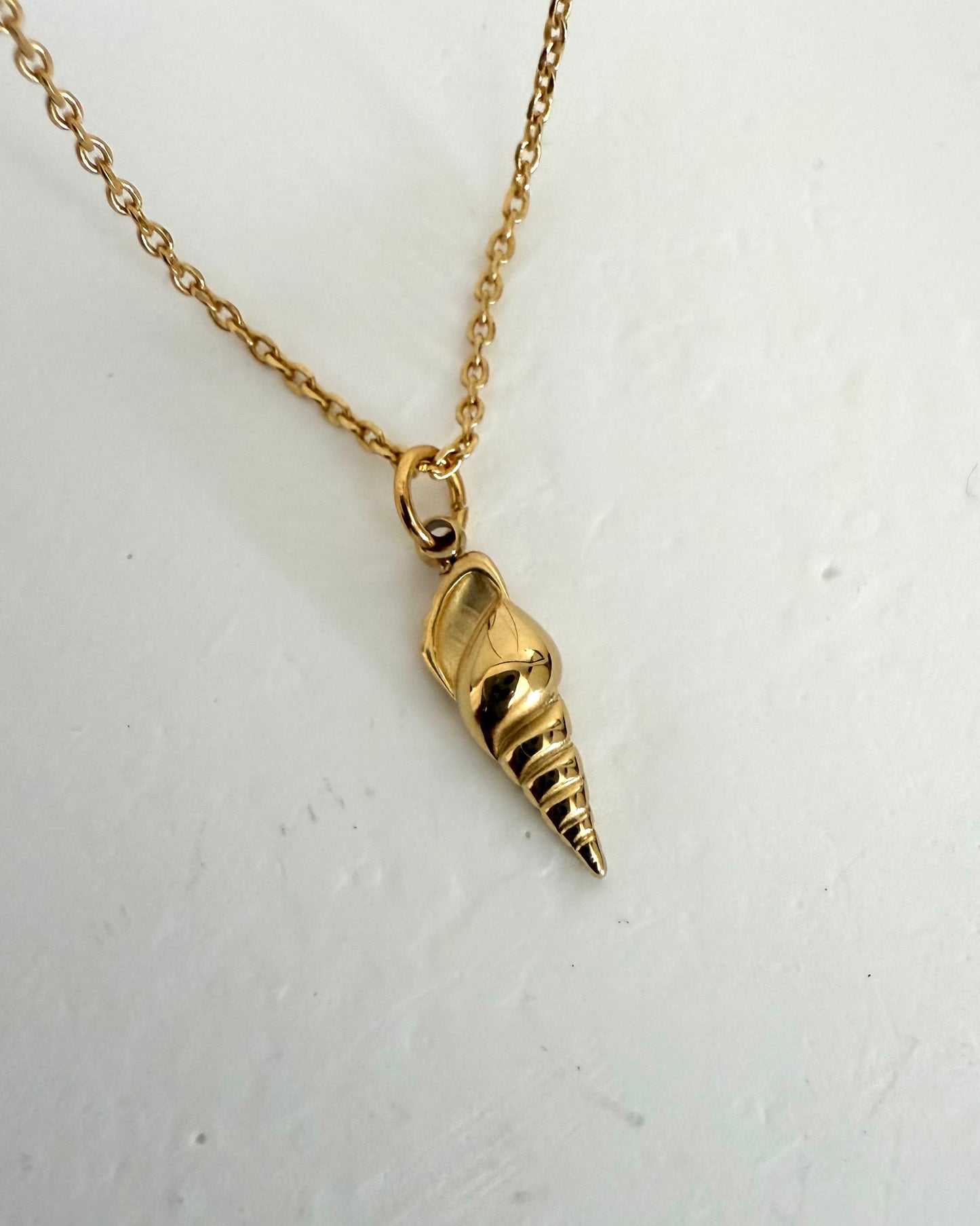 Collar mini colgante caracol de mar baño oro 18K LA PRECIOSA