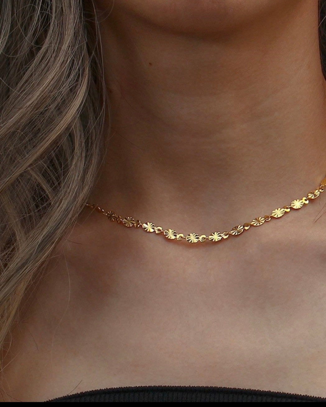 Gargantilla choker plaquitas textura acabado oro 18K Enia