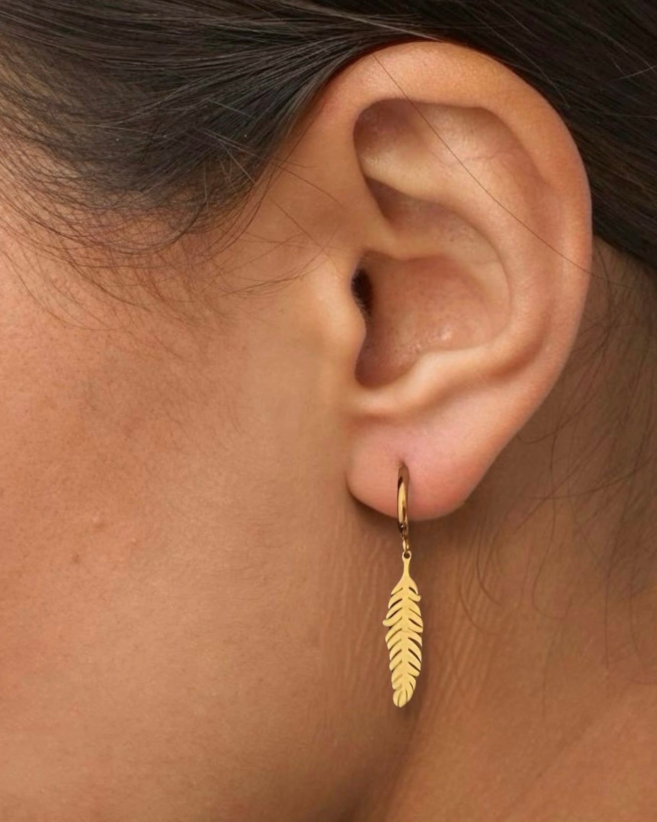 Aritos con charm diseño pluma en acero inoxidable baño oro 18K Pluma
