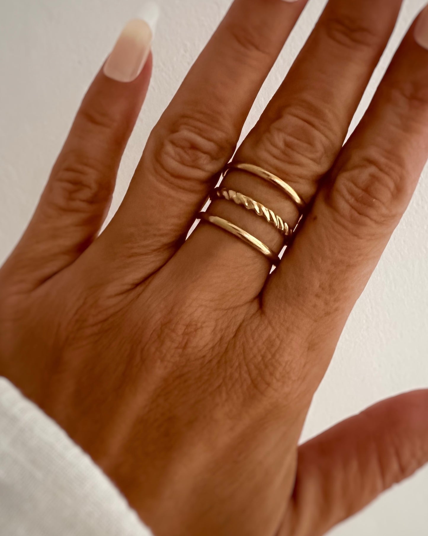Anillo tres bandas finas diseño trenzado acero baño oro 18K Helena Gold