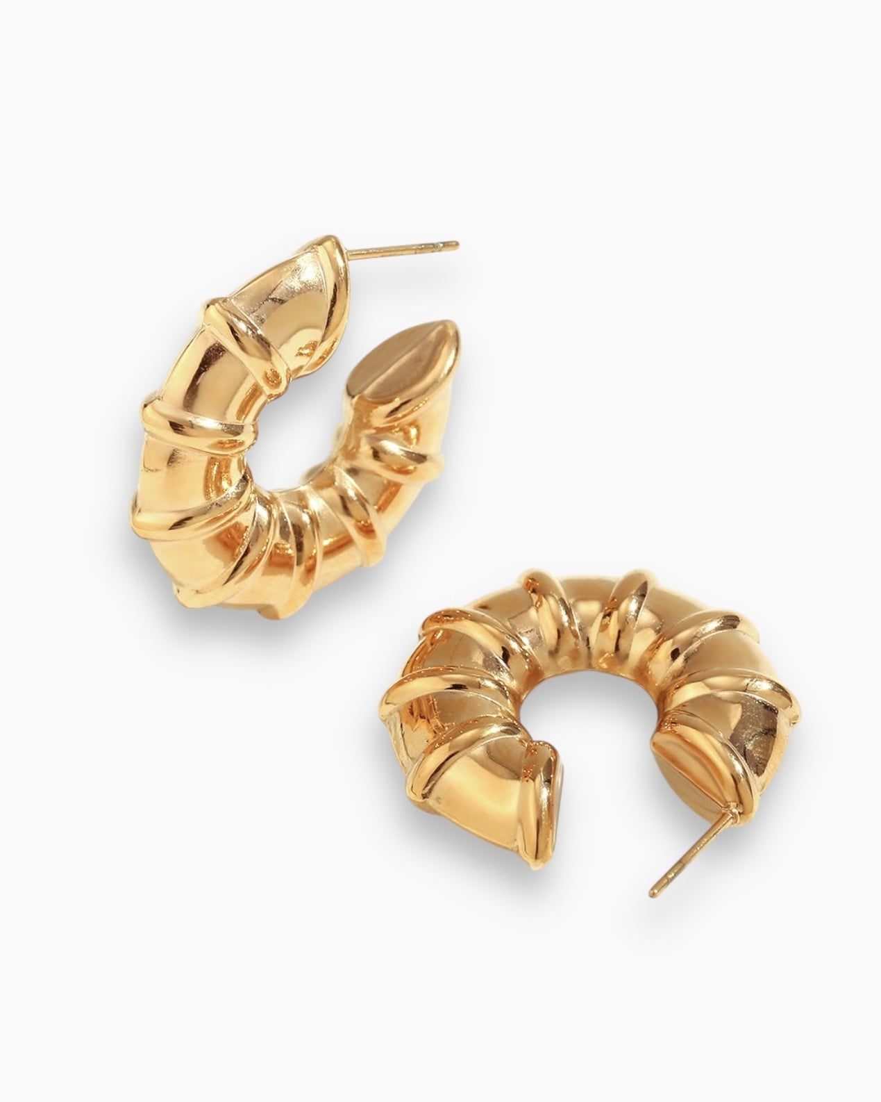 Aros medianos ligeros estrías en acero baño oro 18K Tharu