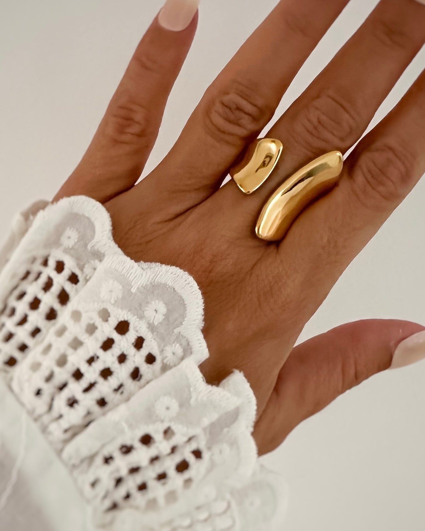 Anillo asimétrico abierto en acero inoxidable con baño de oro 18K Yelmo