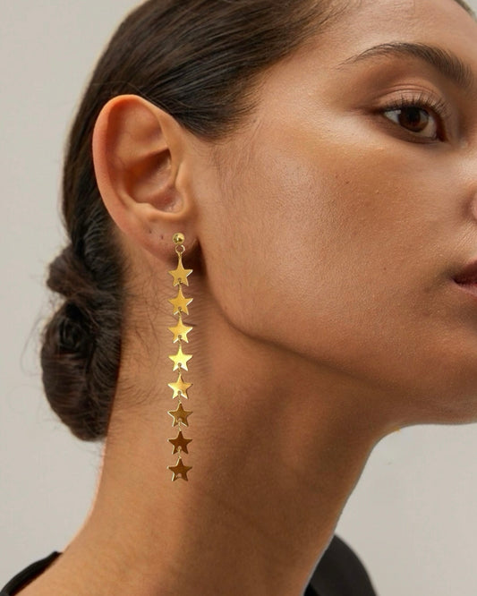 Endientes largos tira de estrellas en acero baño oro 18K