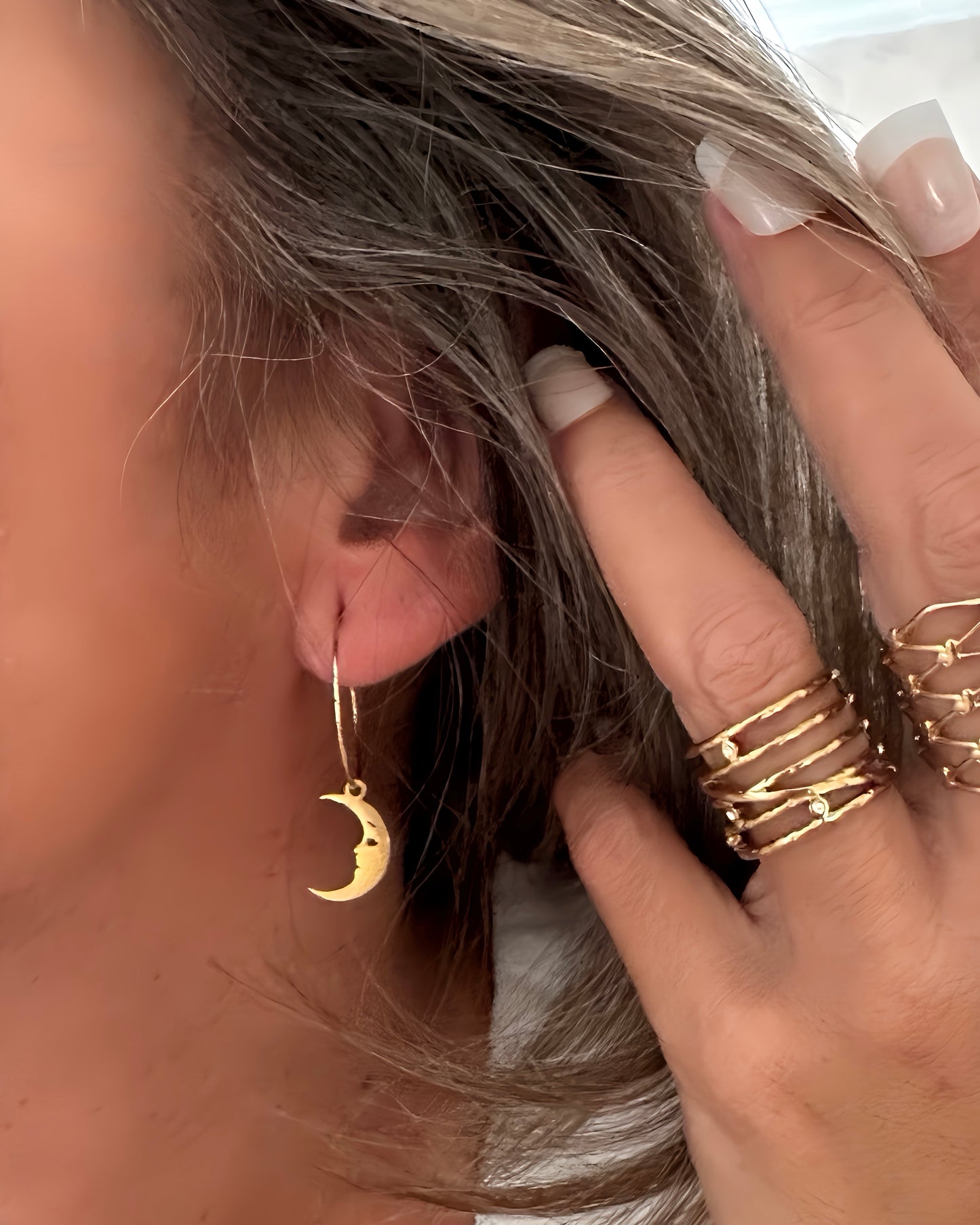 Aritos finos con lunas en acero inoxidable baño oro 18K Midi Lunita
