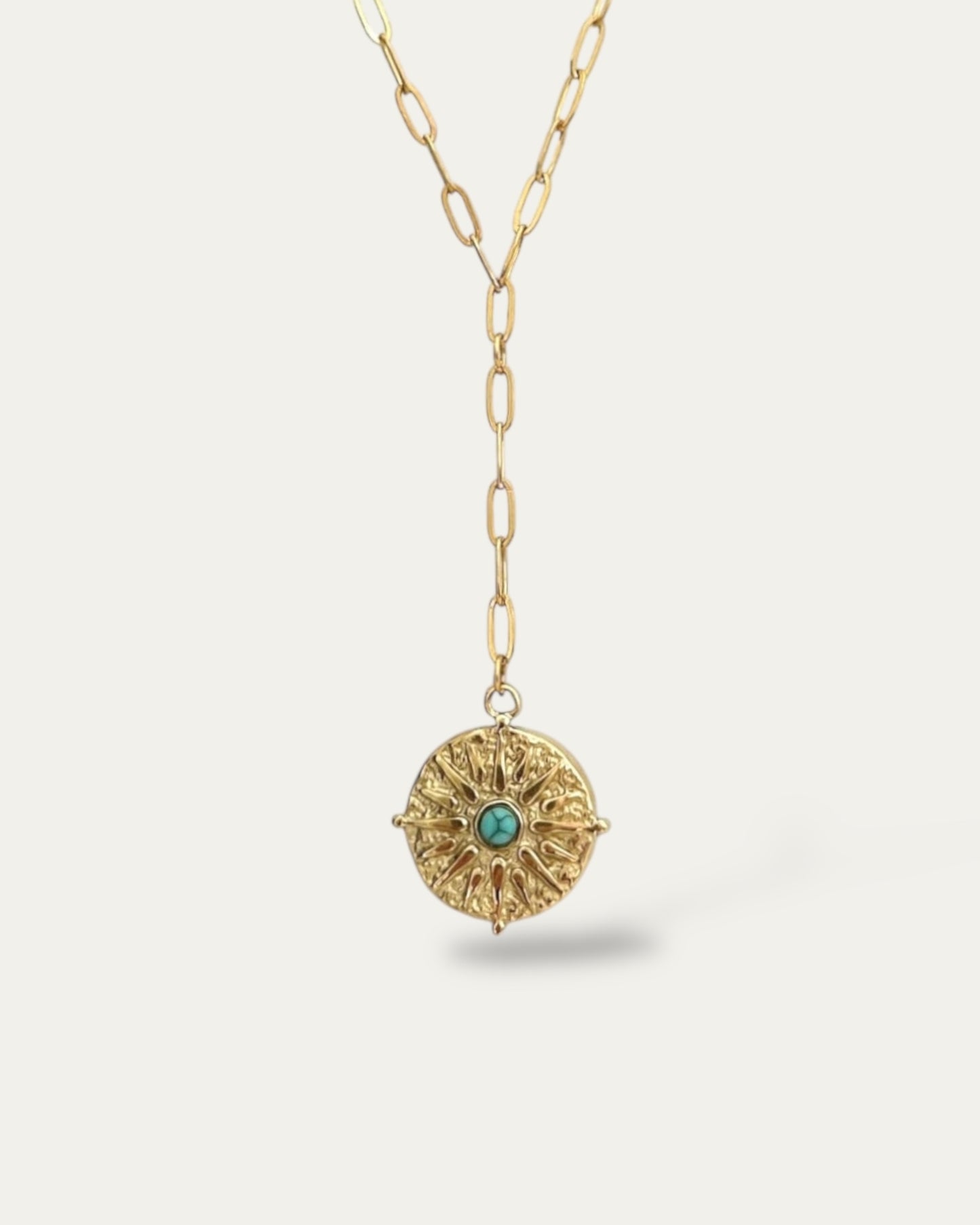 Colgante estilo corbata con medallita oro mate detalle turquesa Roseta