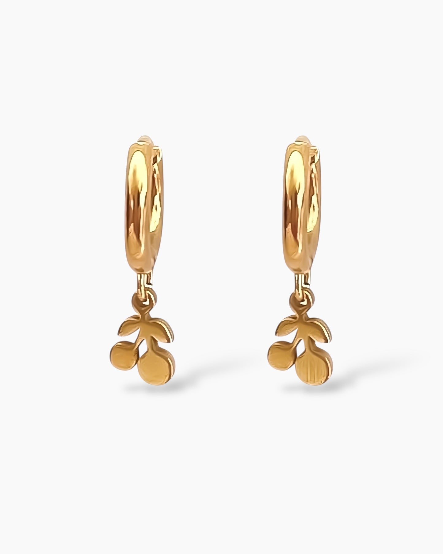 Aritos pequeños charm cerezas en acero baño oro 18K Cherry