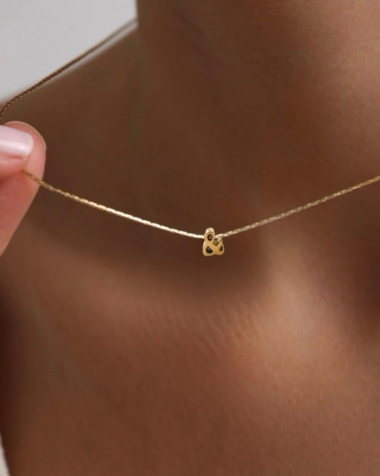 Collar corto cadena fina con colgante minimalista con forma de ampersand en acero baño oro 18K “&”