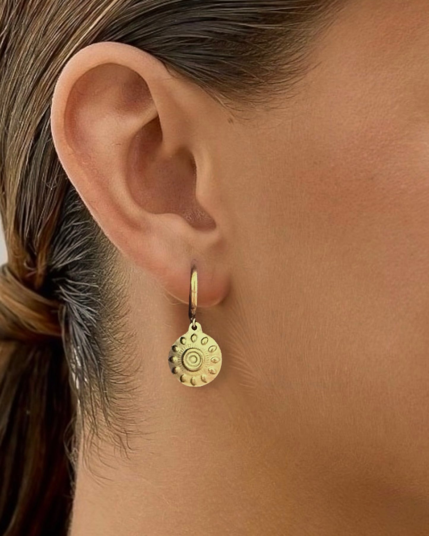 Aritos charm moneda estilo bohemio acero baño oro mate 18K Mumbay
