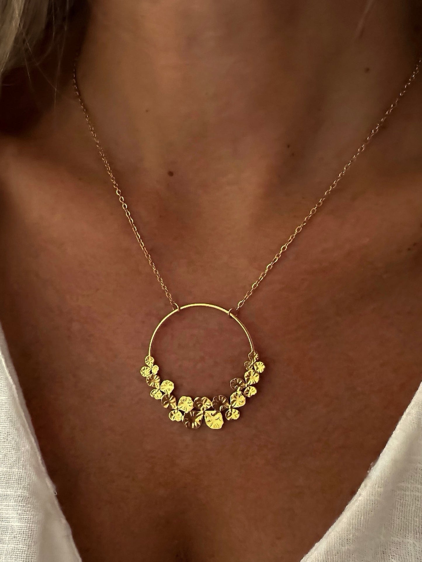 Collar de cadena fina con colgante de círculo con flores en acero con baño oro 18K Diana