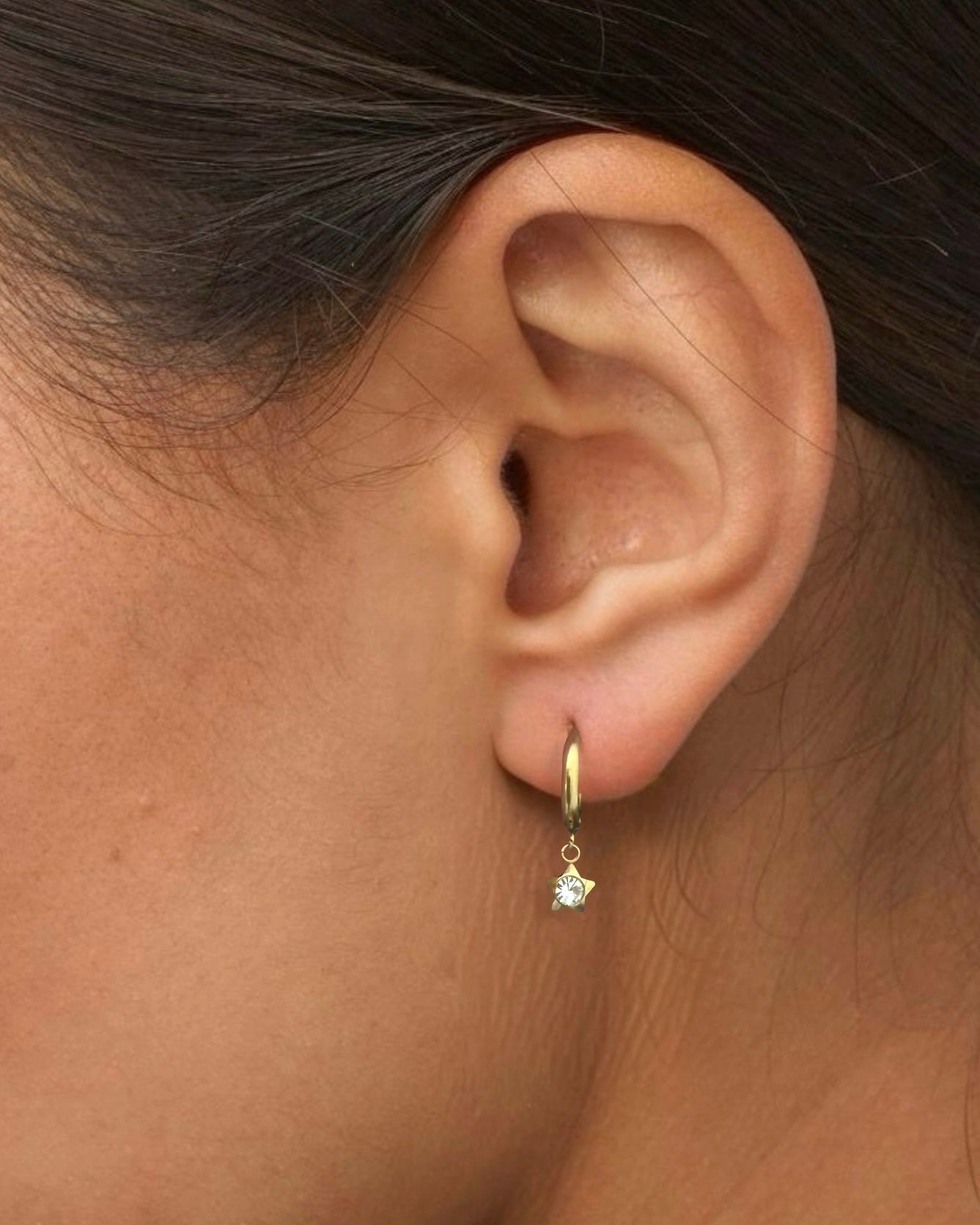 Aritos Huggies con charm estrella circonita grande en acero baño oro 18K Stars