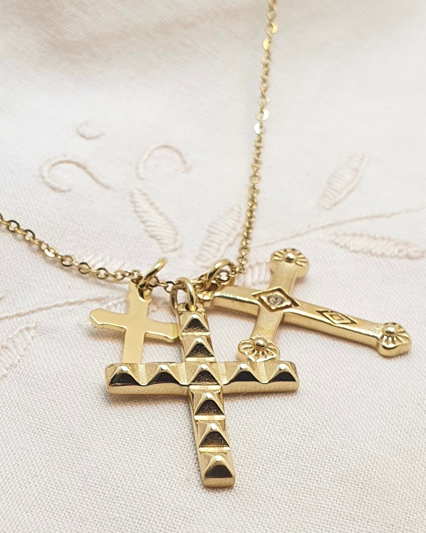 Collar de cadena fina con tres Charms de cruces en acero baño oro Triple Cruz