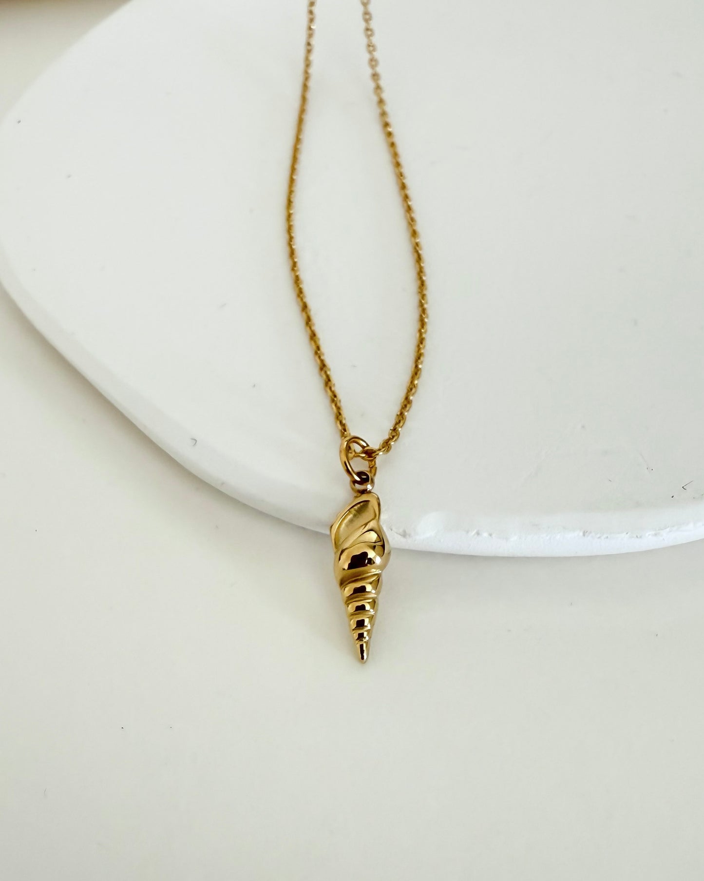 Collar mini colgante caracol de mar baño oro 18K LA PRECIOSA