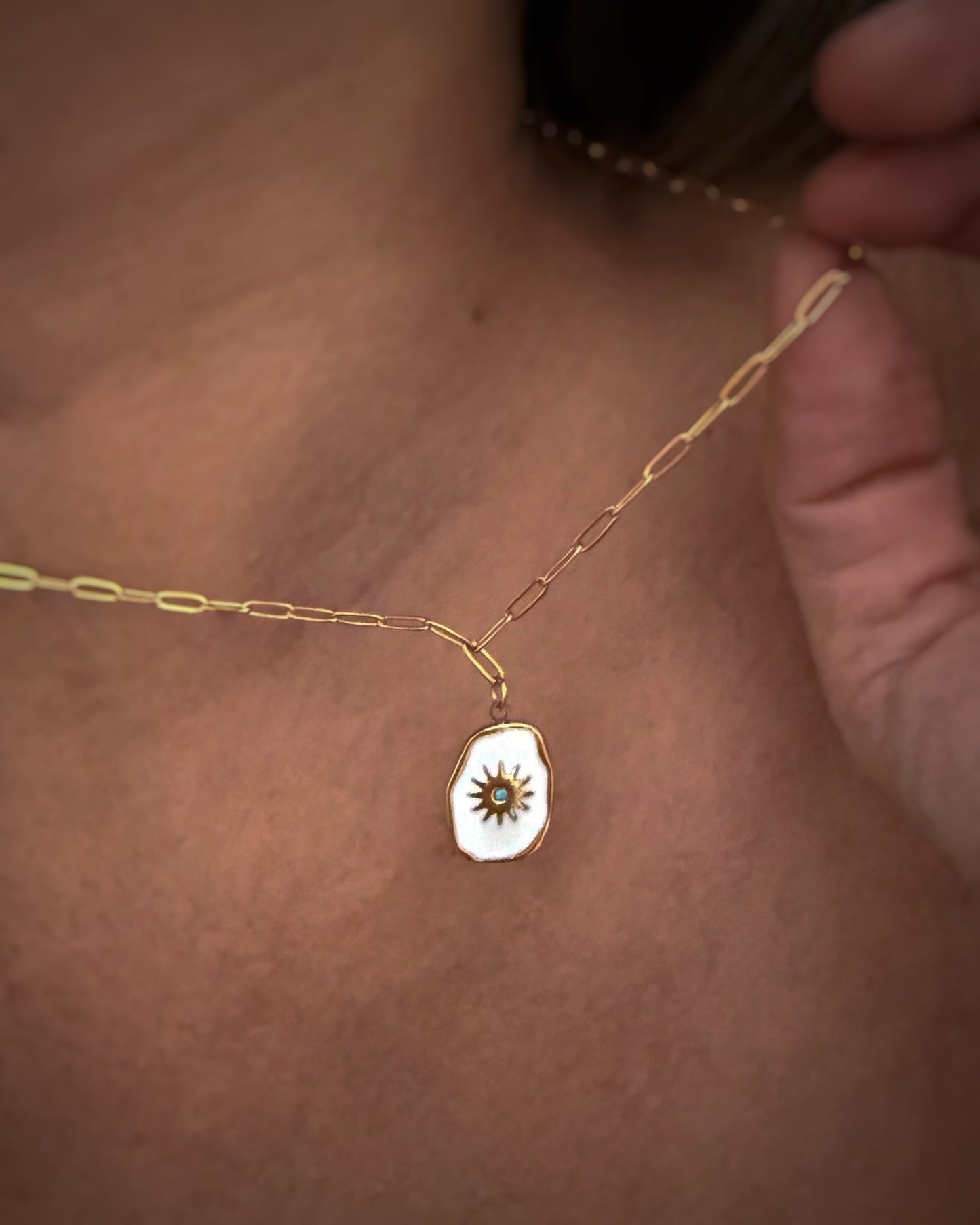 Collar cadena eslabones pequeños con colgante lacado blanco diseño de sol en acero acabado oro 18 Delight