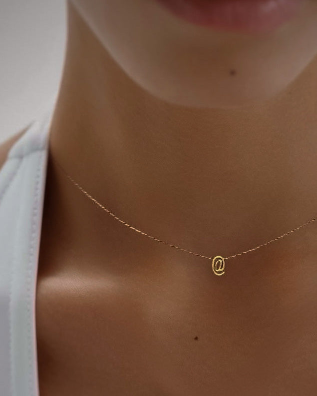 Collar corto cadena fina con colgante minimalista con forma de almohadilla en acero baño oro 18K “@“