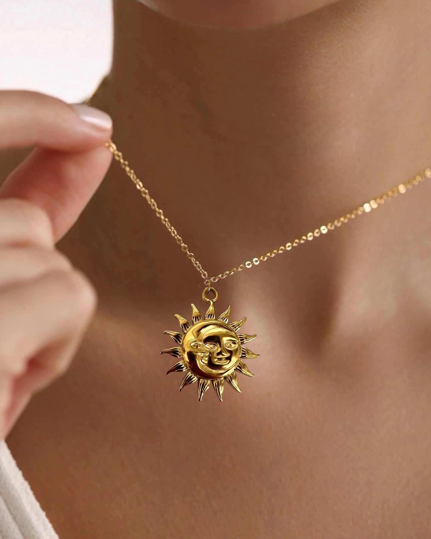 Collar de cadena forzada con colgante grande diseño sol y luna en acero baño oro 18K Vida