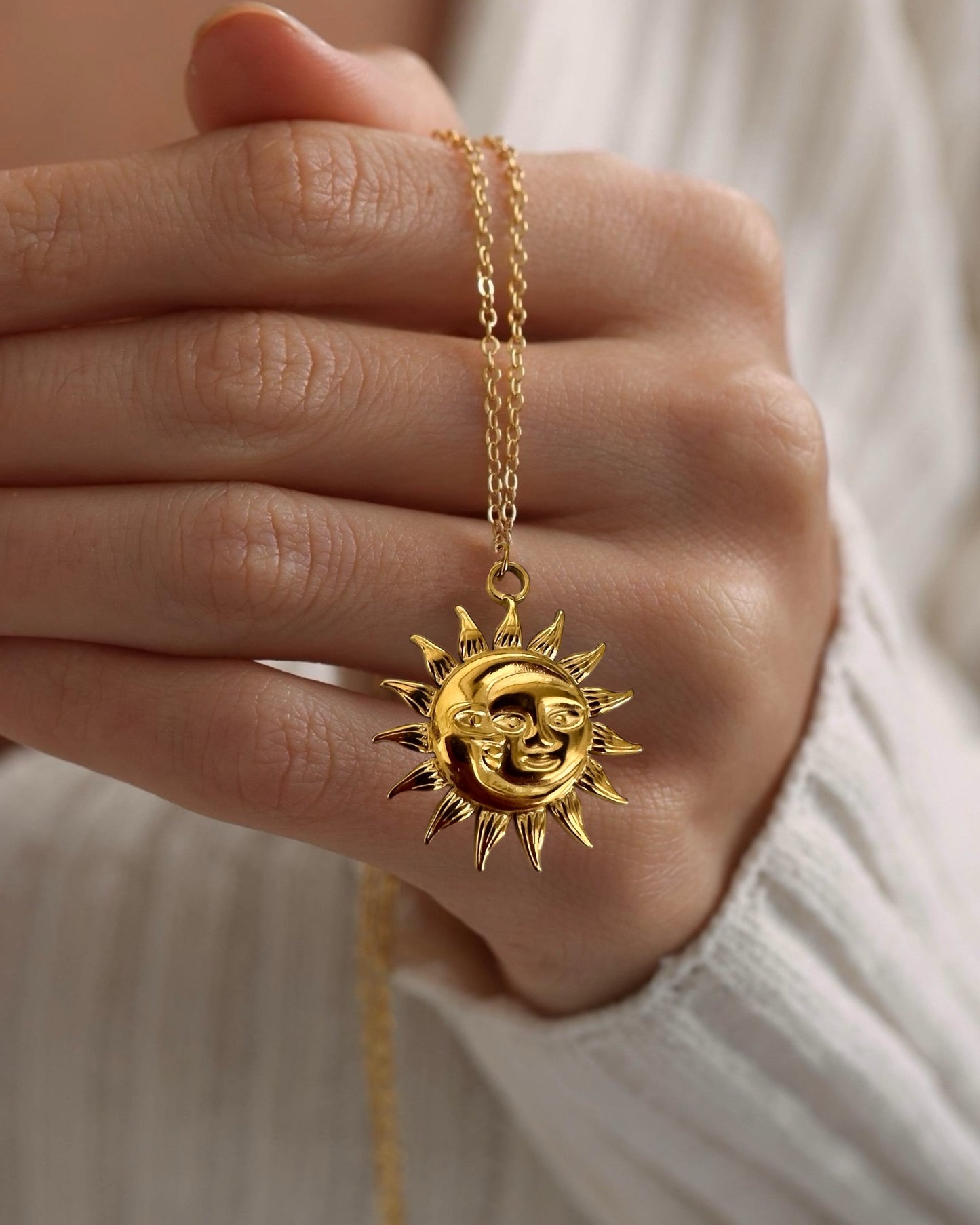 Collar de cadena forzada con colgante grande diseño sol y luna en acero baño oro 18K Vida