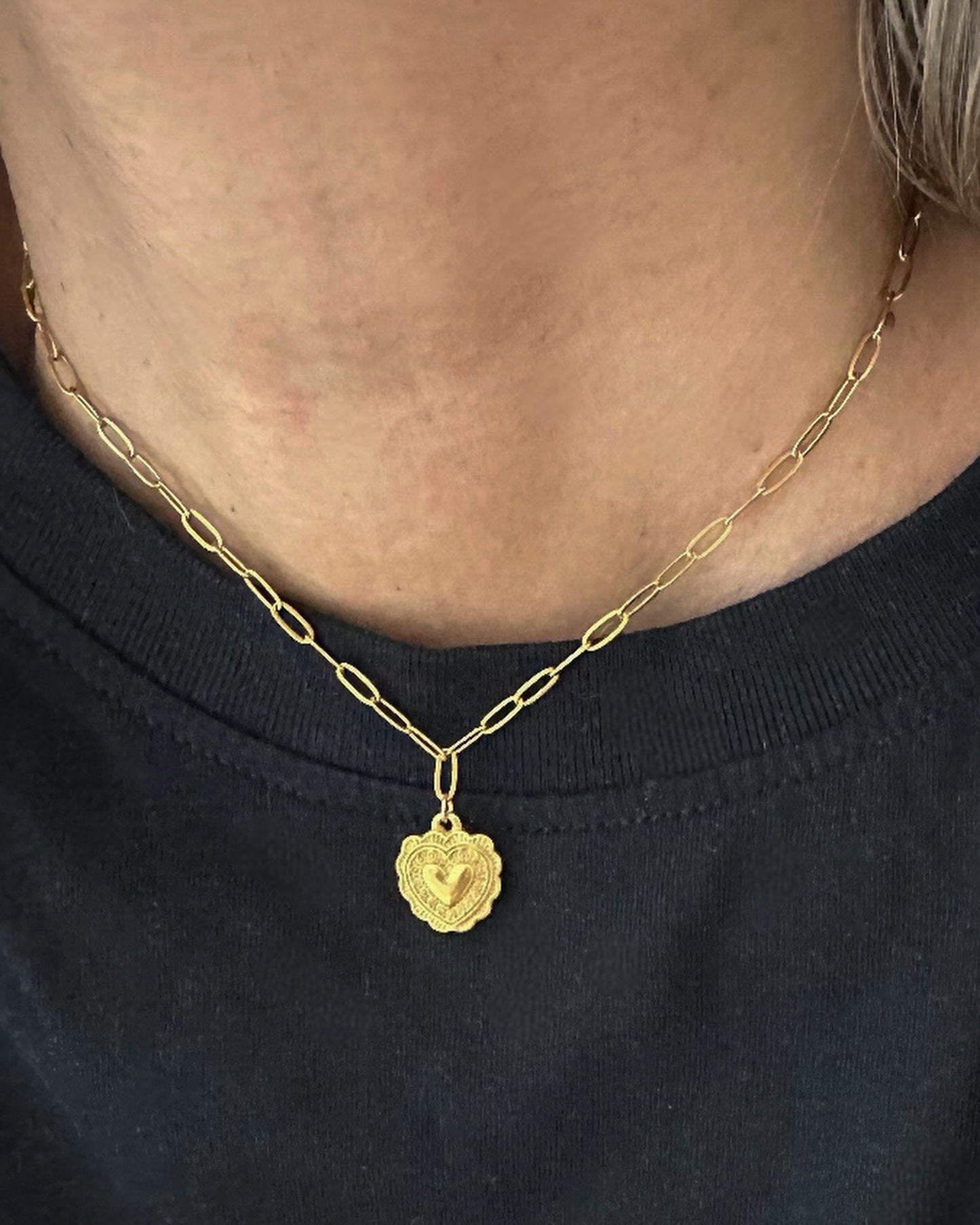 Collar cadena eslabones pequeños con colgante corazón en acero baño oro Romance